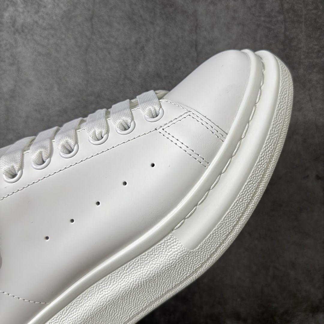 图片[6]-【HT纯原礼盒版】Alexander McQueen/亚历山大麦昆松糕鞋厚底增高小白鞋 纯白皮尾 全市场配色最齐(100+配色) 性价比最高 同价位品质无敌 进口丝绸亚光原版正品 水染羊皮内里 羊皮垫脚 回弹度到位 耐磨又舒适 鞋底厚4.5cm 全套原版包装 配件齐全 官方一致 凹凸定制正品原盒包装 右脚鞋舌嵌入防伪芯片装置 外盒鞋标官方二维码扫码+防伪芯片 尺码：35-45-选品中心