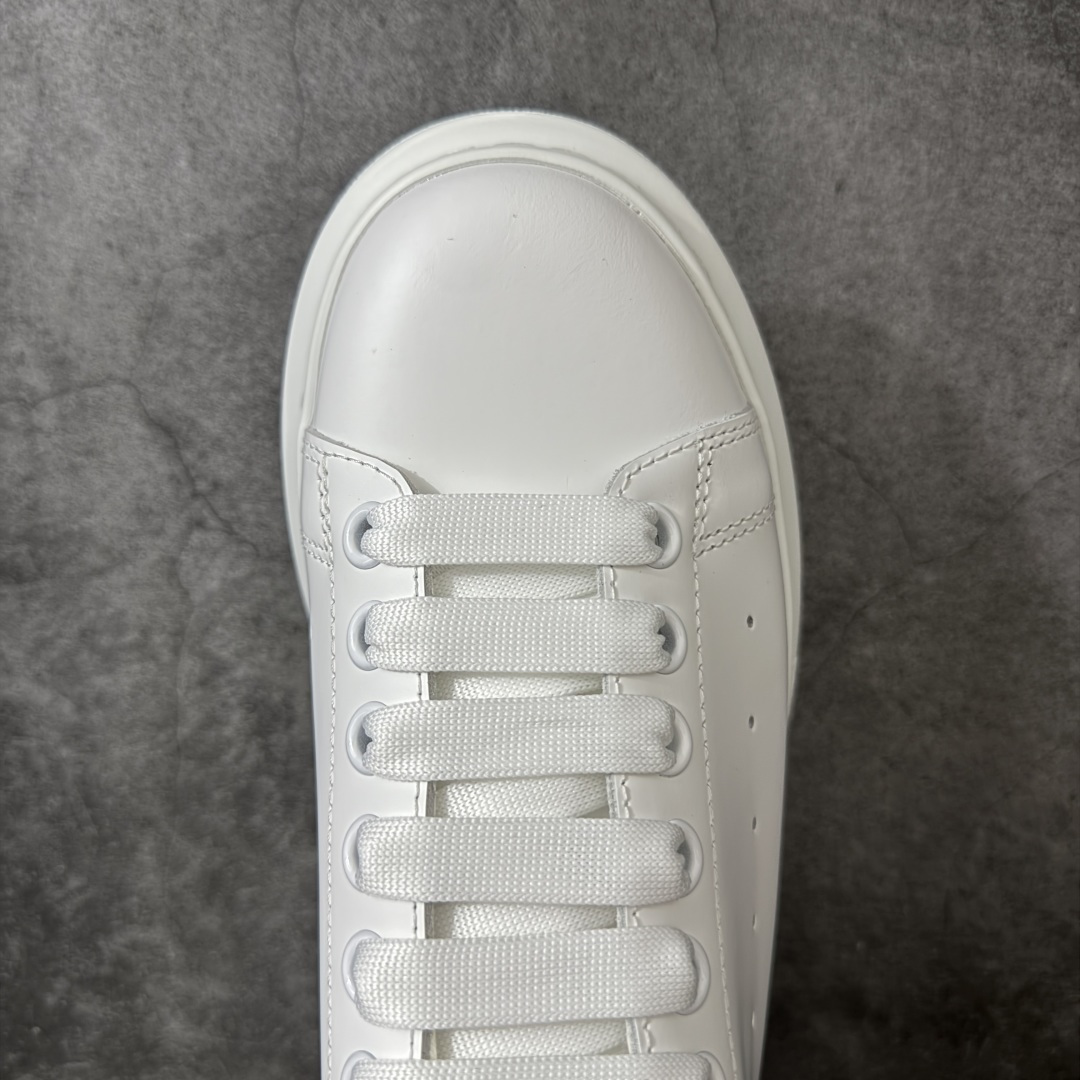 图片[5]-【HT纯原礼盒版】Alexander McQueen/亚历山大麦昆松糕鞋厚底增高小白鞋 纯白皮尾 全市场配色最齐(100+配色) 性价比最高 同价位品质无敌 进口丝绸亚光原版正品 水染羊皮内里 羊皮垫脚 回弹度到位 耐磨又舒适 鞋底厚4.5cm 全套原版包装 配件齐全 官方一致 凹凸定制正品原盒包装 右脚鞋舌嵌入防伪芯片装置 外盒鞋标官方二维码扫码+防伪芯片 尺码：35-45-选品中心