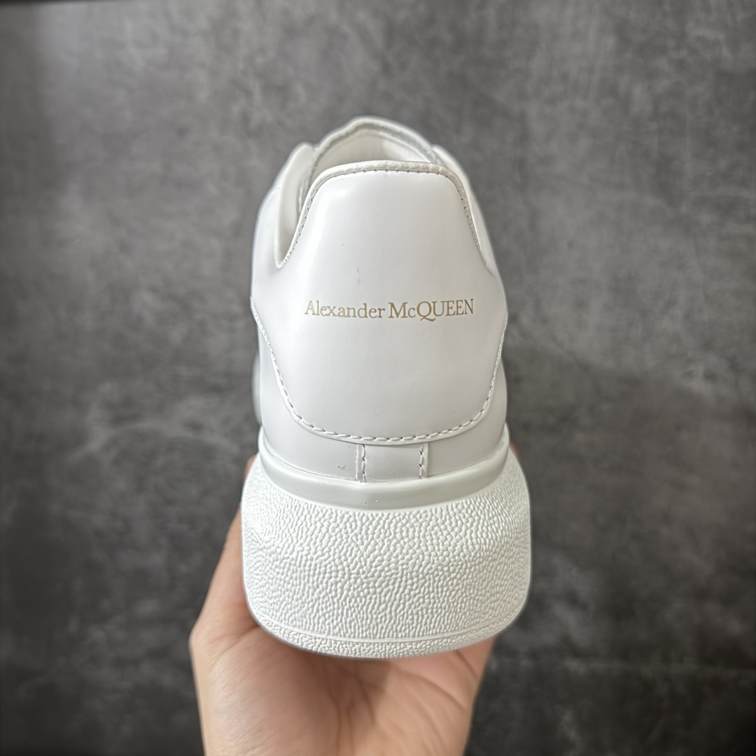 图片[4]-【HT纯原礼盒版】Alexander McQueen/亚历山大麦昆松糕鞋厚底增高小白鞋 纯白皮尾 全市场配色最齐(100+配色) 性价比最高 同价位品质无敌 进口丝绸亚光原版正品 水染羊皮内里 羊皮垫脚 回弹度到位 耐磨又舒适 鞋底厚4.5cm 全套原版包装 配件齐全 官方一致 凹凸定制正品原盒包装 右脚鞋舌嵌入防伪芯片装置 外盒鞋标官方二维码扫码+防伪芯片 尺码：35-45-选品中心