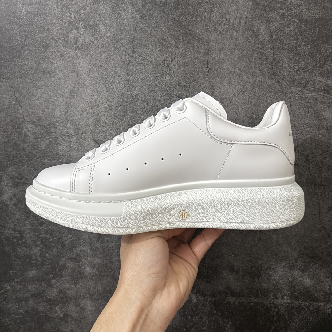 图片[2]-【HT纯原礼盒版】Alexander McQueen/亚历山大麦昆松糕鞋厚底增高小白鞋 纯白皮尾 全市场配色最齐(100+配色) 性价比最高 同价位品质无敌 进口丝绸亚光原版正品 水染羊皮内里 羊皮垫脚 回弹度到位 耐磨又舒适 鞋底厚4.5cm 全套原版包装 配件齐全 官方一致 凹凸定制正品原盒包装 右脚鞋舌嵌入防伪芯片装置 外盒鞋标官方二维码扫码+防伪芯片 尺码：35-45-选品中心