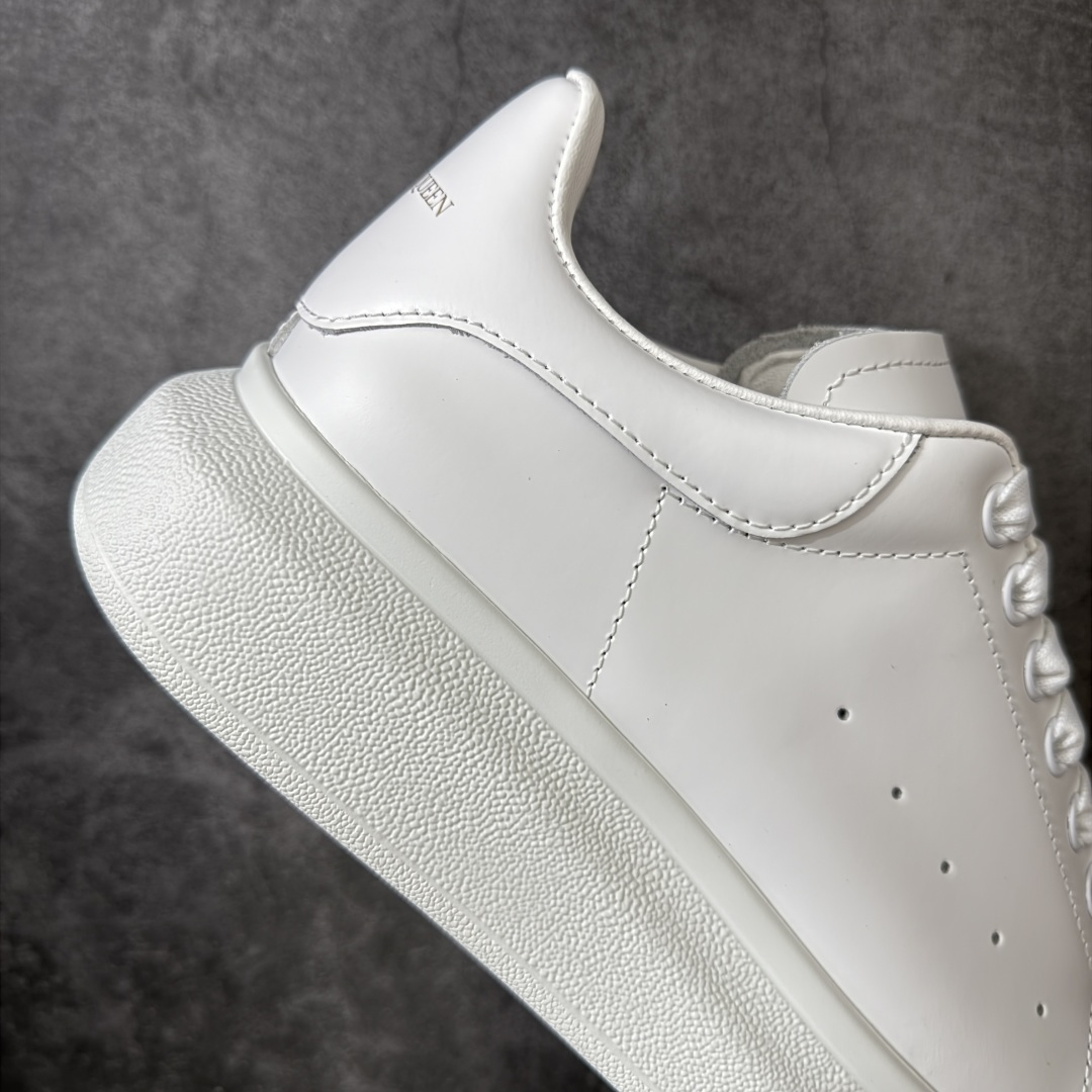 图片[7]-【HT纯原礼盒版】Alexander McQueen/亚历山大麦昆松糕鞋厚底增高小白鞋 纯白皮尾 全市场配色最齐(100+配色) 性价比最高 同价位品质无敌 进口丝绸亚光原版正品 水染羊皮内里 羊皮垫脚 回弹度到位 耐磨又舒适 鞋底厚4.5cm 全套原版包装 配件齐全 官方一致 凹凸定制正品原盒包装 右脚鞋舌嵌入防伪芯片装置 外盒鞋标官方二维码扫码+防伪芯片 尺码：35-45-选品中心