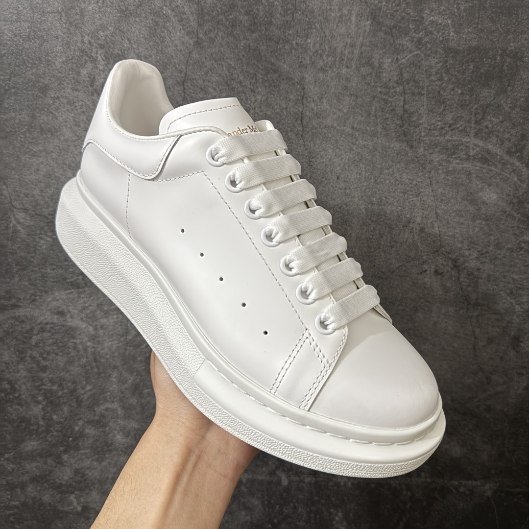 图片[3]-【HT纯原礼盒版】Alexander McQueen/亚历山大麦昆松糕鞋厚底增高小白鞋 纯白皮尾 全市场配色最齐(100+配色) 性价比最高 同价位品质无敌 进口丝绸亚光原版正品 水染羊皮内里 羊皮垫脚 回弹度到位 耐磨又舒适 鞋底厚4.5cm 全套原版包装 配件齐全 官方一致 凹凸定制正品原盒包装 右脚鞋舌嵌入防伪芯片装置 外盒鞋标官方二维码扫码+防伪芯片 尺码：35-45-选品中心