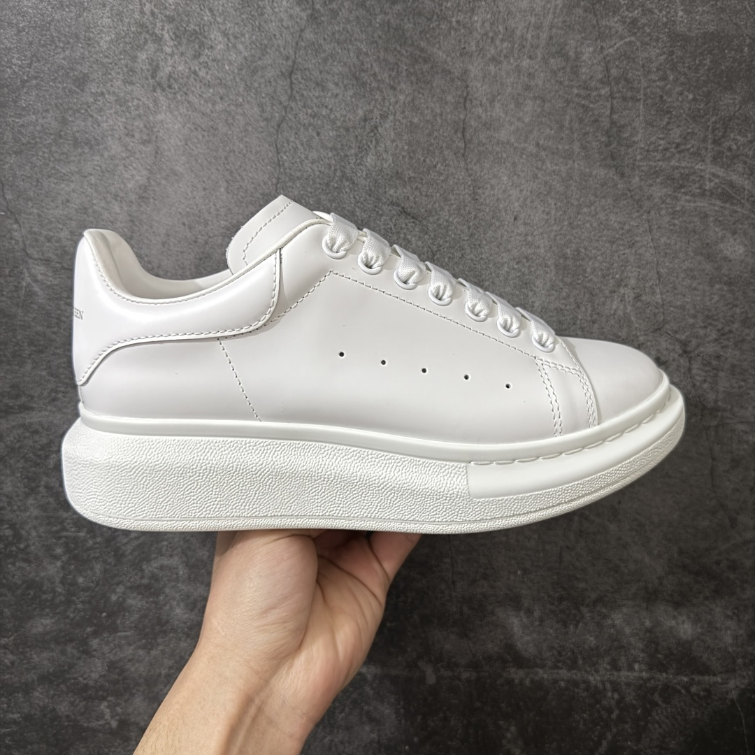 【HT纯原礼盒版】Alexander McQueen/亚历山大麦昆松糕鞋厚底增高小白鞋 纯白皮尾 全市场配色最齐(100+配色) 性价比最高 同价位品质无敌 进口丝绸亚光原版正品 水染羊皮内里 羊皮垫脚 回弹度到位 耐磨又舒适 鞋底厚4.5cm 全套原版包装 配件齐全 官方一致 凹凸定制正品原盒包装 右脚鞋舌嵌入防伪芯片装置 外盒鞋标官方二维码扫码+防伪芯片 尺码：35-45-选品中心