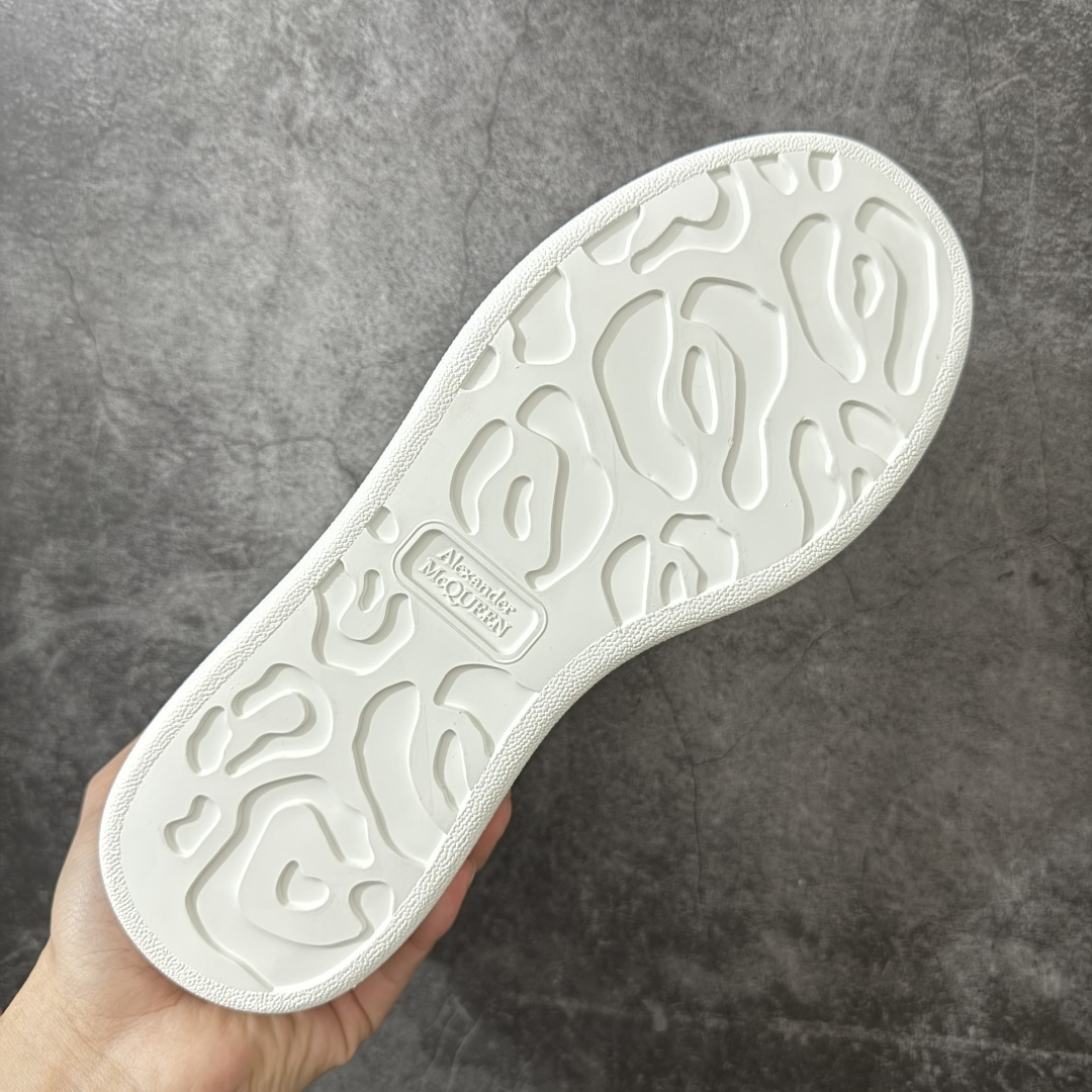 图片[9]-【HT纯原礼盒版】Alexander McQueen/亚历山大麦昆松糕鞋厚底增高小白鞋 纯白皮尾 全市场配色最齐(100+配色) 性价比最高 同价位品质无敌 进口丝绸亚光原版正品 水染羊皮内里 羊皮垫脚 回弹度到位 耐磨又舒适 鞋底厚4.5cm 全套原版包装 配件齐全 官方一致 凹凸定制正品原盒包装 右脚鞋舌嵌入防伪芯片装置 外盒鞋标官方二维码扫码+防伪芯片 尺码：35-45-选品中心