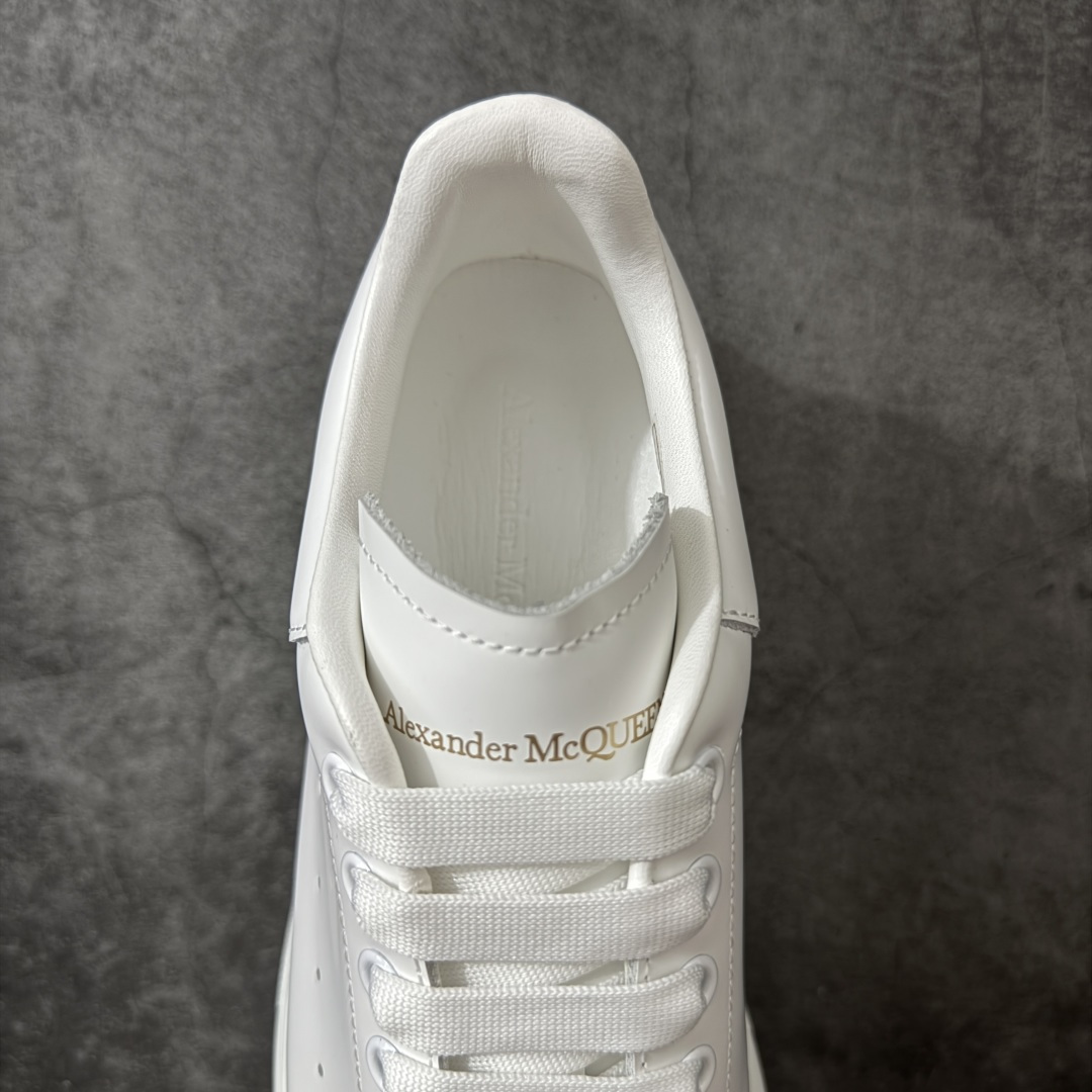 图片[8]-【HT纯原礼盒版】Alexander McQueen/亚历山大麦昆松糕鞋厚底增高小白鞋 纯白皮尾 全市场配色最齐(100+配色) 性价比最高 同价位品质无敌 进口丝绸亚光原版正品 水染羊皮内里 羊皮垫脚 回弹度到位 耐磨又舒适 鞋底厚4.5cm 全套原版包装 配件齐全 官方一致 凹凸定制正品原盒包装 右脚鞋舌嵌入防伪芯片装置 外盒鞋标官方二维码扫码+防伪芯片 尺码：35-45-选品中心