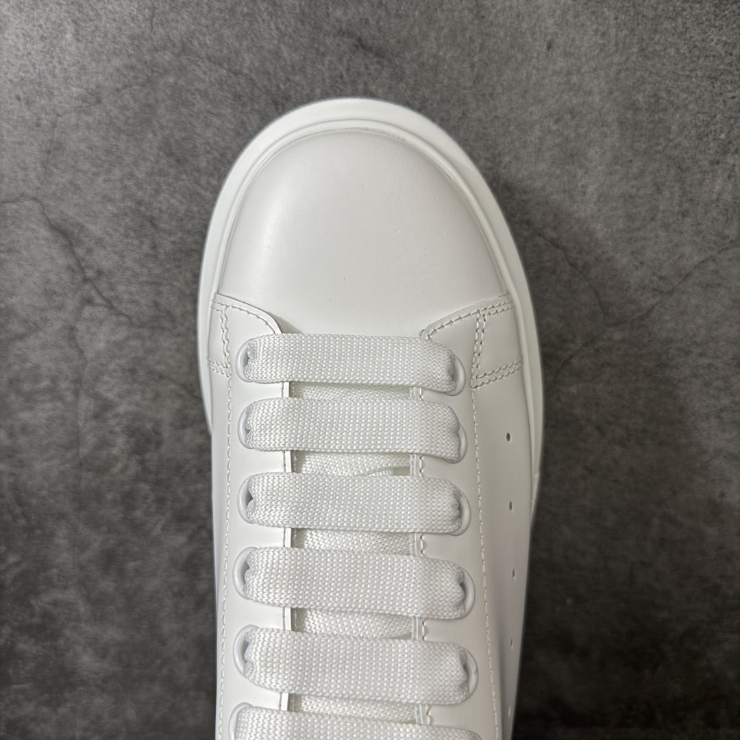 图片[5]-【HT纯原礼盒版】Alexander McQueen/亚历山大麦昆松糕鞋厚底增高小白鞋 玫瑰金尾 全市场配色最齐(100+配色) 性价比最高 同价位品质无敌 进口丝绸亚光原版正品 水染羊皮内里 羊皮垫脚 回弹度到位 耐磨又舒适 鞋底厚4.5cm 全套原版包装 配件齐全 官方一致 凹凸定制正品原盒包装 右脚鞋舌嵌入防伪芯片装置 外盒鞋标官方二维码扫码+防伪芯片 尺码：35-45-选品中心