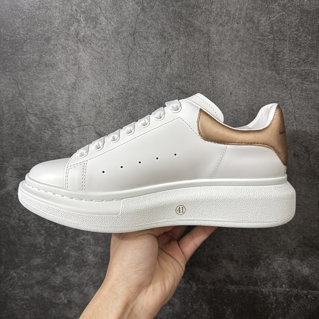 图片[2]-【HT纯原礼盒版】Alexander McQueen/亚历山大麦昆松糕鞋厚底增高小白鞋 玫瑰金尾 全市场配色最齐(100+配色) 性价比最高 同价位品质无敌 进口丝绸亚光原版正品 水染羊皮内里 羊皮垫脚 回弹度到位 耐磨又舒适 鞋底厚4.5cm 全套原版包装 配件齐全 官方一致 凹凸定制正品原盒包装 右脚鞋舌嵌入防伪芯片装置 外盒鞋标官方二维码扫码+防伪芯片 尺码：35-45-选品中心