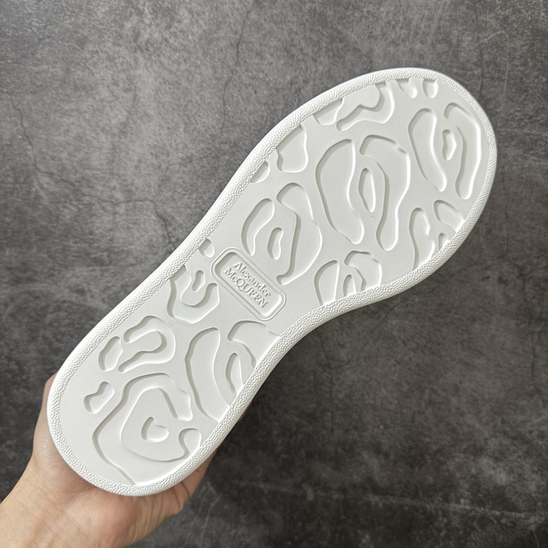 图片[9]-【HT纯原礼盒版】Alexander McQueen/亚历山大麦昆松糕鞋厚底增高小白鞋 玫瑰金尾 全市场配色最齐(100+配色) 性价比最高 同价位品质无敌 进口丝绸亚光原版正品 水染羊皮内里 羊皮垫脚 回弹度到位 耐磨又舒适 鞋底厚4.5cm 全套原版包装 配件齐全 官方一致 凹凸定制正品原盒包装 右脚鞋舌嵌入防伪芯片装置 外盒鞋标官方二维码扫码+防伪芯片 尺码：35-45-选品中心