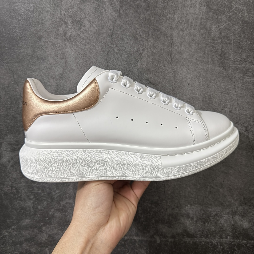 【HT纯原礼盒版】Alexander McQueen/亚历山大麦昆松糕鞋厚底增高小白鞋 玫瑰金尾 全市场配色最齐(100+配色) 性价比最高 同价位品质无敌 进口丝绸亚光原版正品 水染羊皮内里 羊皮垫脚 回弹度到位 耐磨又舒适 鞋底厚4.5cm 全套原版包装 配件齐全 官方一致 凹凸定制正品原盒包装 右脚鞋舌嵌入防伪芯片装置 外盒鞋标官方二维码扫码+防伪芯片 尺码：35-45-选品中心