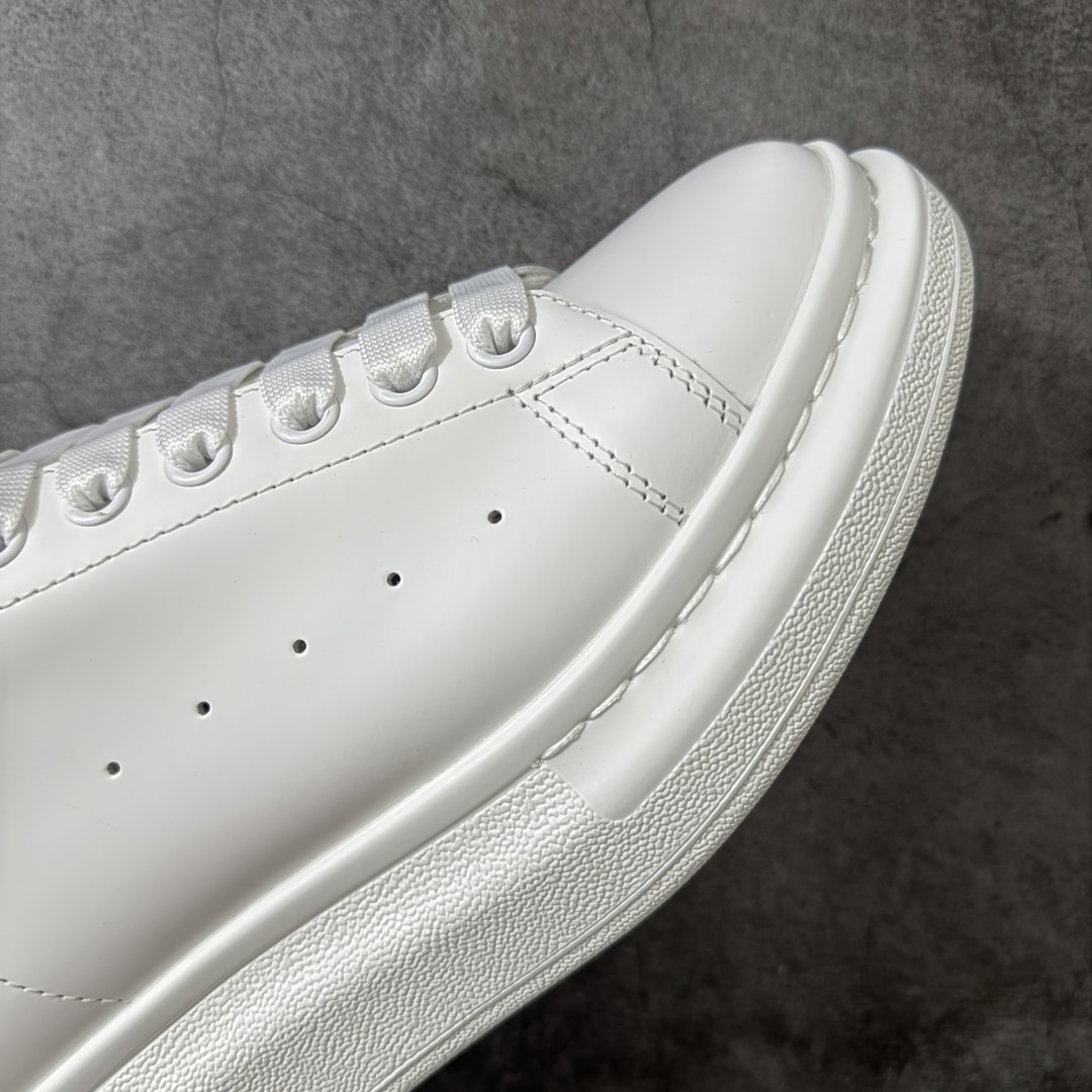 图片[6]-【HT纯原礼盒版】Alexander McQueen/亚历山大麦昆松糕鞋厚底增高小白鞋 玫瑰金尾 全市场配色最齐(100+配色) 性价比最高 同价位品质无敌 进口丝绸亚光原版正品 水染羊皮内里 羊皮垫脚 回弹度到位 耐磨又舒适 鞋底厚4.5cm 全套原版包装 配件齐全 官方一致 凹凸定制正品原盒包装 右脚鞋舌嵌入防伪芯片装置 外盒鞋标官方二维码扫码+防伪芯片 尺码：35-45-选品中心