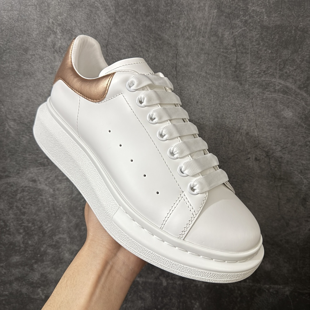 图片[3]-【HT纯原礼盒版】Alexander McQueen/亚历山大麦昆松糕鞋厚底增高小白鞋 玫瑰金尾 全市场配色最齐(100+配色) 性价比最高 同价位品质无敌 进口丝绸亚光原版正品 水染羊皮内里 羊皮垫脚 回弹度到位 耐磨又舒适 鞋底厚4.5cm 全套原版包装 配件齐全 官方一致 凹凸定制正品原盒包装 右脚鞋舌嵌入防伪芯片装置 外盒鞋标官方二维码扫码+防伪芯片 尺码：35-45-选品中心