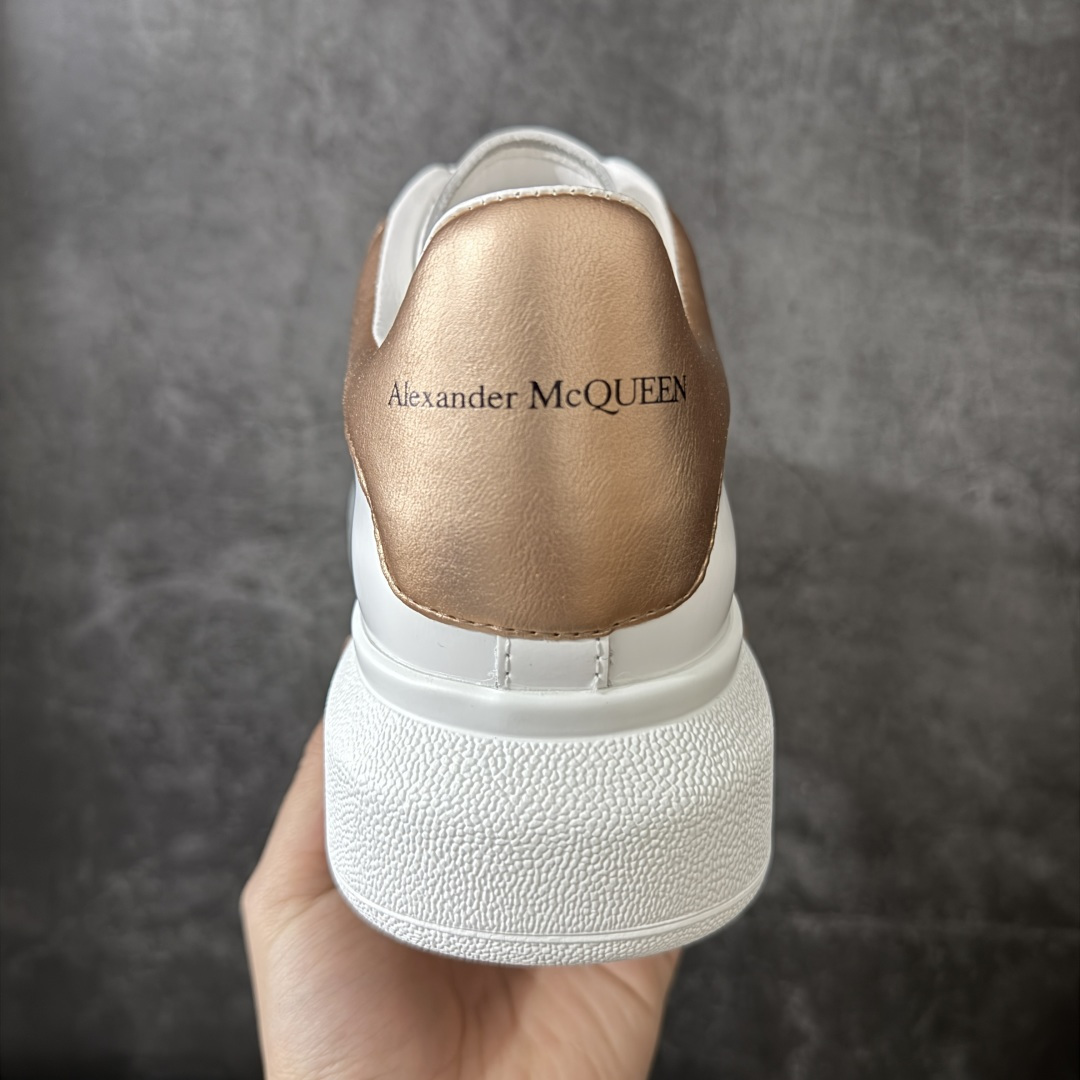 图片[4]-【HT纯原礼盒版】Alexander McQueen/亚历山大麦昆松糕鞋厚底增高小白鞋 玫瑰金尾 全市场配色最齐(100+配色) 性价比最高 同价位品质无敌 进口丝绸亚光原版正品 水染羊皮内里 羊皮垫脚 回弹度到位 耐磨又舒适 鞋底厚4.5cm 全套原版包装 配件齐全 官方一致 凹凸定制正品原盒包装 右脚鞋舌嵌入防伪芯片装置 外盒鞋标官方二维码扫码+防伪芯片 尺码：35-45-选品中心