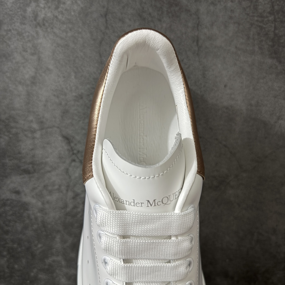 图片[8]-【HT纯原礼盒版】Alexander McQueen/亚历山大麦昆松糕鞋厚底增高小白鞋 玫瑰金尾 全市场配色最齐(100+配色) 性价比最高 同价位品质无敌 进口丝绸亚光原版正品 水染羊皮内里 羊皮垫脚 回弹度到位 耐磨又舒适 鞋底厚4.5cm 全套原版包装 配件齐全 官方一致 凹凸定制正品原盒包装 右脚鞋舌嵌入防伪芯片装置 外盒鞋标官方二维码扫码+防伪芯片 尺码：35-45-选品中心