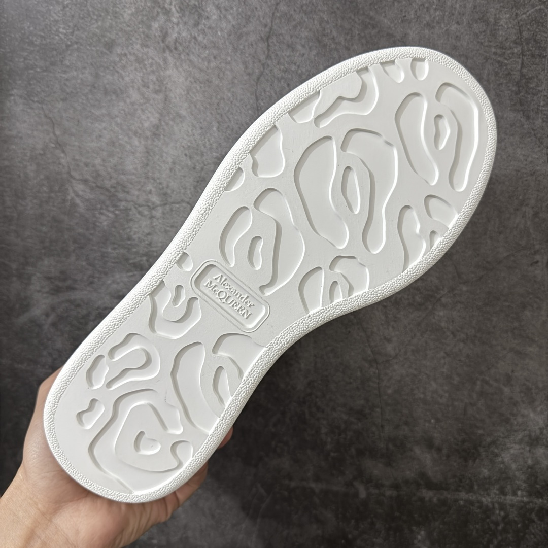 图片[9]-【HT纯原礼盒版】Alexander McQueen/亚历山大麦昆松糕鞋厚底增高小白鞋 银鳄鱼纹尾 全市场配色最齐(100+配色) 性价比最高 同价位品质无敌 进口丝绸亚光原版正品 水染羊皮内里 羊皮垫脚 回弹度到位 耐磨又舒适 鞋底厚4.5cm 全套原版包装 配件齐全 官方一致 凹凸定制正品原盒包装 右脚鞋舌嵌入防伪芯片装置 外盒鞋标官方二维码扫码+防伪芯片 尺码：35-45-选品中心