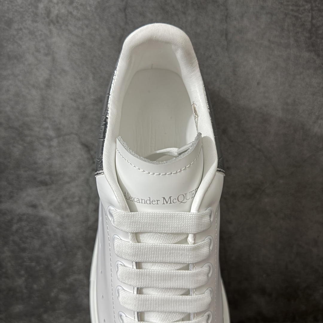 图片[8]-【HT纯原礼盒版】Alexander McQueen/亚历山大麦昆松糕鞋厚底增高小白鞋 银鳄鱼纹尾 全市场配色最齐(100+配色) 性价比最高 同价位品质无敌 进口丝绸亚光原版正品 水染羊皮内里 羊皮垫脚 回弹度到位 耐磨又舒适 鞋底厚4.5cm 全套原版包装 配件齐全 官方一致 凹凸定制正品原盒包装 右脚鞋舌嵌入防伪芯片装置 外盒鞋标官方二维码扫码+防伪芯片 尺码：35-45-选品中心