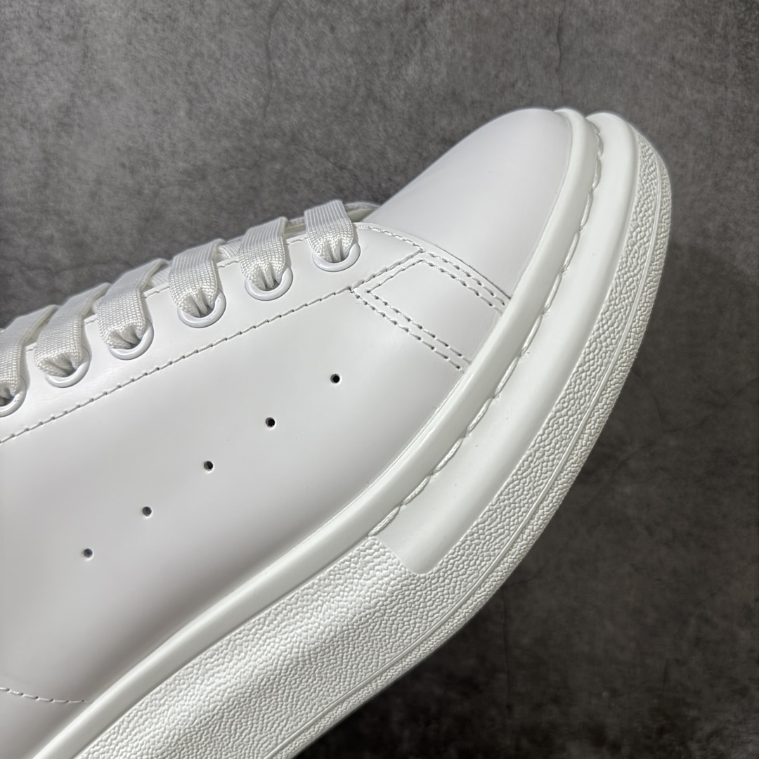 图片[6]-【HT纯原礼盒版】Alexander McQueen/亚历山大麦昆松糕鞋厚底增高小白鞋 银鳄鱼纹尾 全市场配色最齐(100+配色) 性价比最高 同价位品质无敌 进口丝绸亚光原版正品 水染羊皮内里 羊皮垫脚 回弹度到位 耐磨又舒适 鞋底厚4.5cm 全套原版包装 配件齐全 官方一致 凹凸定制正品原盒包装 右脚鞋舌嵌入防伪芯片装置 外盒鞋标官方二维码扫码+防伪芯片 尺码：35-45-选品中心