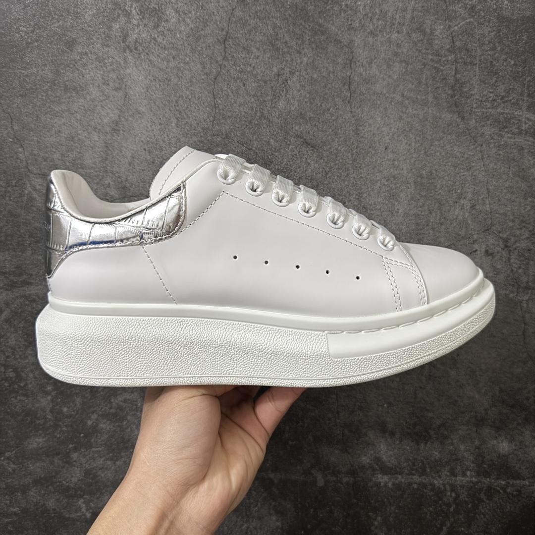 【HT纯原礼盒版】Alexander McQueen/亚历山大麦昆松糕鞋厚底增高小白鞋 银鳄鱼纹尾 全市场配色最齐(100+配色) 性价比最高 同价位品质无敌 进口丝绸亚光原版正品 水染羊皮内里 羊皮垫脚 回弹度到位 耐磨又舒适 鞋底厚4.5cm 全套原版包装 配件齐全 官方一致 凹凸定制正品原盒包装 右脚鞋舌嵌入防伪芯片装置 外盒鞋标官方二维码扫码+防伪芯片 尺码：35-45-选品中心