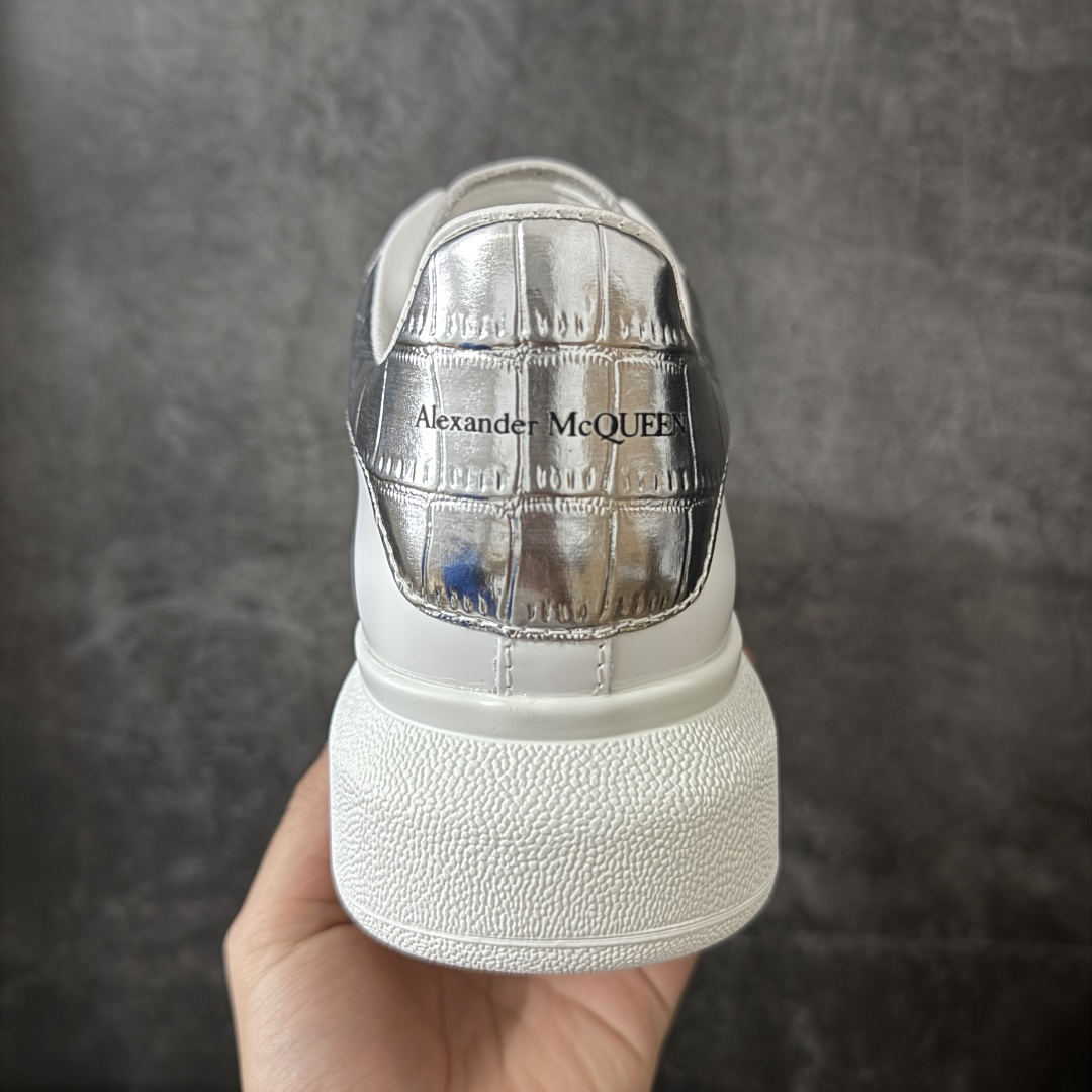 图片[4]-【HT纯原礼盒版】Alexander McQueen/亚历山大麦昆松糕鞋厚底增高小白鞋 银鳄鱼纹尾 全市场配色最齐(100+配色) 性价比最高 同价位品质无敌 进口丝绸亚光原版正品 水染羊皮内里 羊皮垫脚 回弹度到位 耐磨又舒适 鞋底厚4.5cm 全套原版包装 配件齐全 官方一致 凹凸定制正品原盒包装 右脚鞋舌嵌入防伪芯片装置 外盒鞋标官方二维码扫码+防伪芯片 尺码：35-45-选品中心