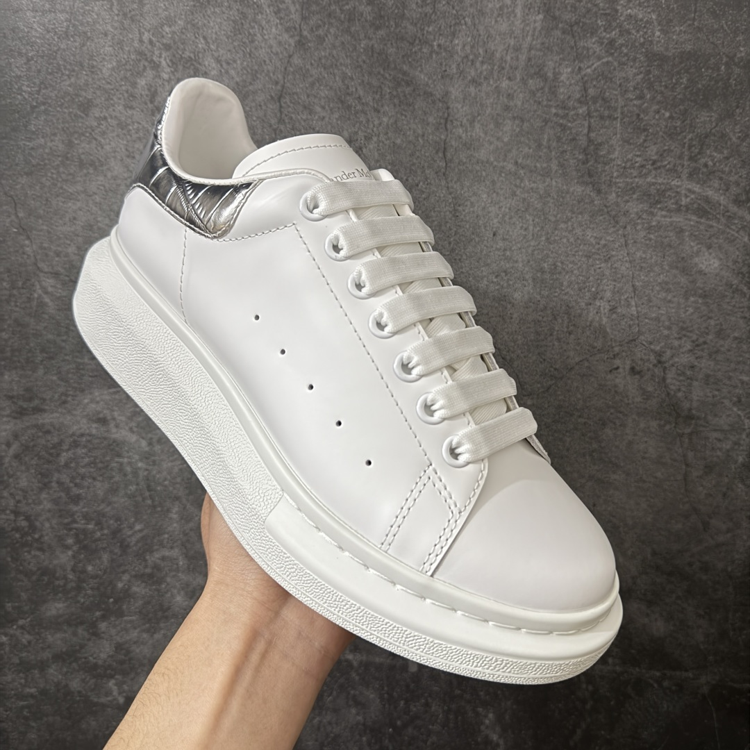 图片[3]-【HT纯原礼盒版】Alexander McQueen/亚历山大麦昆松糕鞋厚底增高小白鞋 银鳄鱼纹尾 全市场配色最齐(100+配色) 性价比最高 同价位品质无敌 进口丝绸亚光原版正品 水染羊皮内里 羊皮垫脚 回弹度到位 耐磨又舒适 鞋底厚4.5cm 全套原版包装 配件齐全 官方一致 凹凸定制正品原盒包装 右脚鞋舌嵌入防伪芯片装置 外盒鞋标官方二维码扫码+防伪芯片 尺码：35-45-选品中心