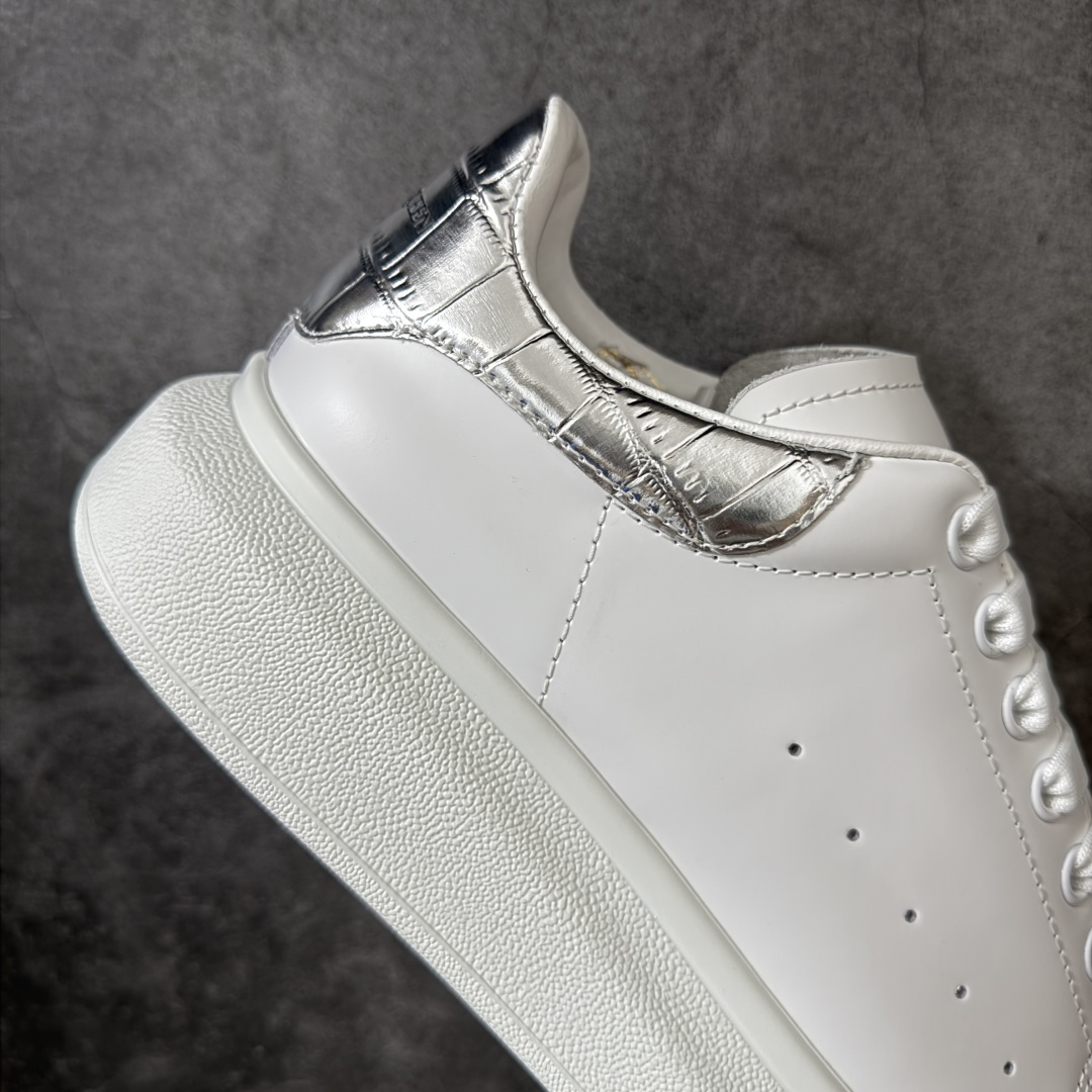 图片[7]-【HT纯原礼盒版】Alexander McQueen/亚历山大麦昆松糕鞋厚底增高小白鞋 银鳄鱼纹尾 全市场配色最齐(100+配色) 性价比最高 同价位品质无敌 进口丝绸亚光原版正品 水染羊皮内里 羊皮垫脚 回弹度到位 耐磨又舒适 鞋底厚4.5cm 全套原版包装 配件齐全 官方一致 凹凸定制正品原盒包装 右脚鞋舌嵌入防伪芯片装置 外盒鞋标官方二维码扫码+防伪芯片 尺码：35-45-选品中心