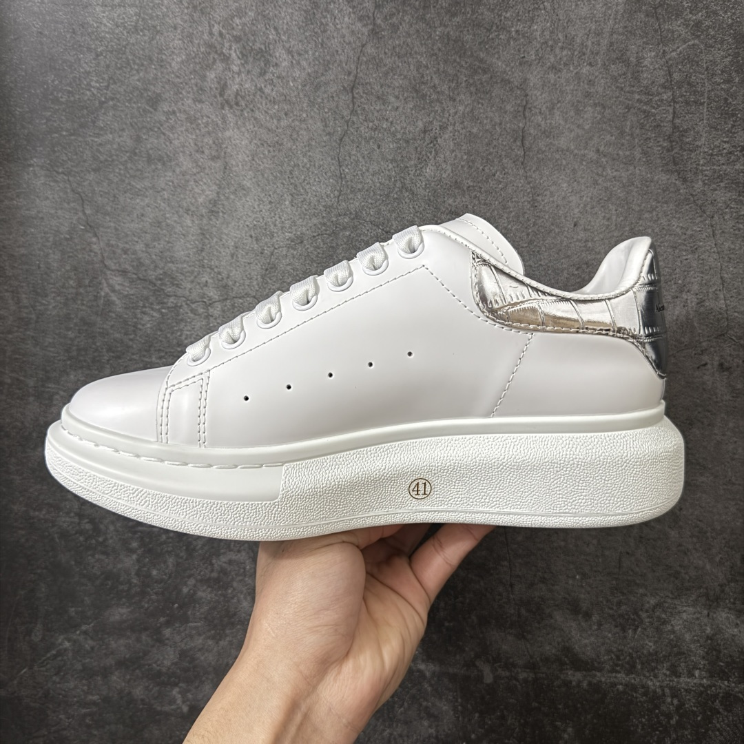 图片[2]-【HT纯原礼盒版】Alexander McQueen/亚历山大麦昆松糕鞋厚底增高小白鞋 银鳄鱼纹尾 全市场配色最齐(100+配色) 性价比最高 同价位品质无敌 进口丝绸亚光原版正品 水染羊皮内里 羊皮垫脚 回弹度到位 耐磨又舒适 鞋底厚4.5cm 全套原版包装 配件齐全 官方一致 凹凸定制正品原盒包装 右脚鞋舌嵌入防伪芯片装置 外盒鞋标官方二维码扫码+防伪芯片 尺码：35-45-选品中心