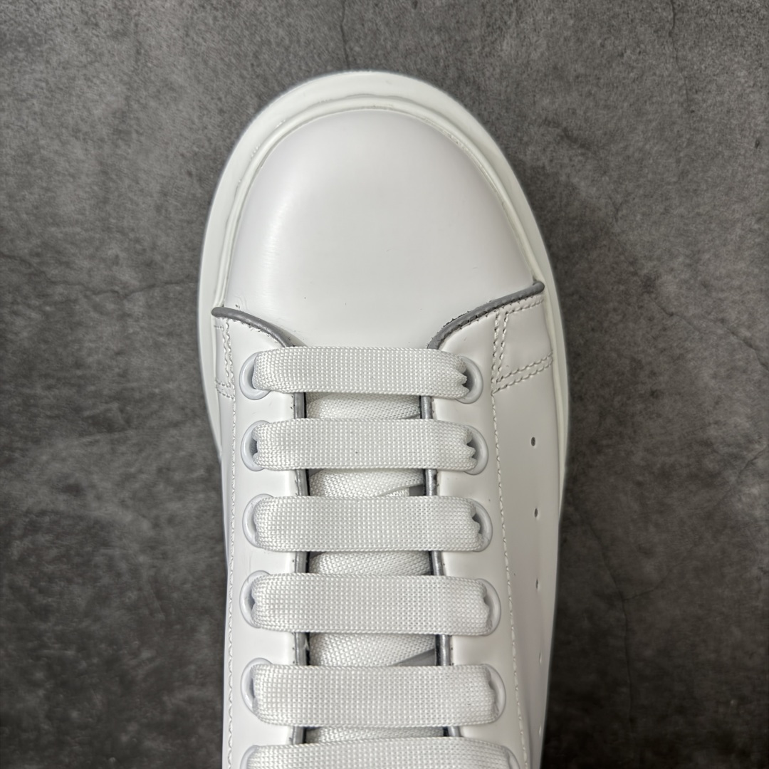 图片[5]-【HT纯原礼盒版】Alexander McQueen/亚历山大麦昆松糕鞋厚底增高小白鞋 3M反光尾 全市场配色最齐(100+配色) 性价比最高 同价位品质无敌 进口丝绸亚光原版正品 水染羊皮内里 羊皮垫脚 回弹度到位 耐磨又舒适 鞋底厚4.5cm 全套原版包装 配件齐全 官方一致 凹凸定制正品原盒包装 右脚鞋舌嵌入防伪芯片装置 外盒鞋标官方二维码扫码+防伪芯片 尺码：35-45-选品中心