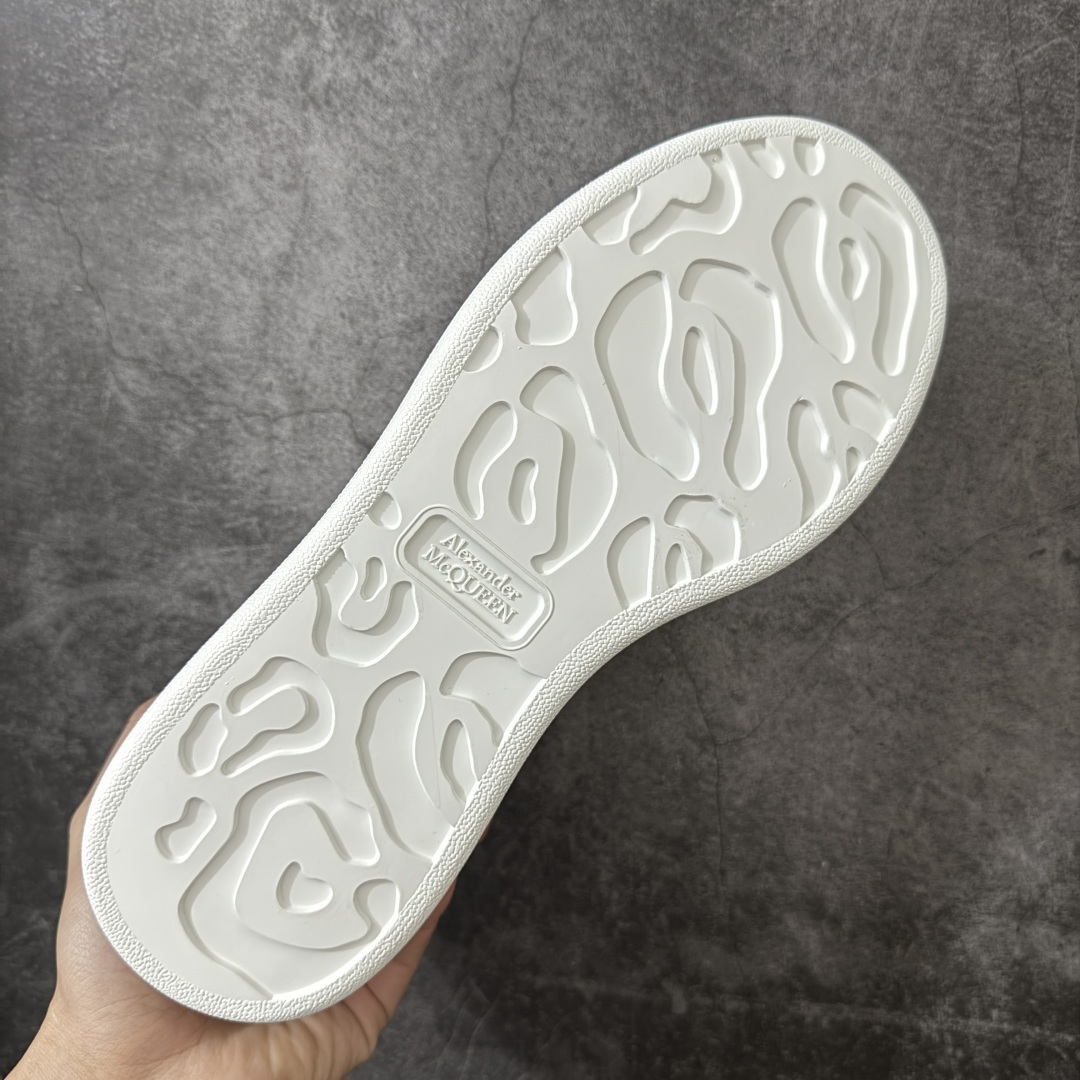 图片[9]-【HT纯原礼盒版】Alexander McQueen/亚历山大麦昆松糕鞋厚底增高小白鞋 3M反光尾 全市场配色最齐(100+配色) 性价比最高 同价位品质无敌 进口丝绸亚光原版正品 水染羊皮内里 羊皮垫脚 回弹度到位 耐磨又舒适 鞋底厚4.5cm 全套原版包装 配件齐全 官方一致 凹凸定制正品原盒包装 右脚鞋舌嵌入防伪芯片装置 外盒鞋标官方二维码扫码+防伪芯片 尺码：35-45-选品中心