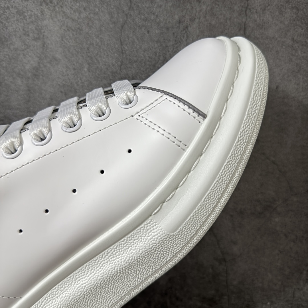 图片[6]-【HT纯原礼盒版】Alexander McQueen/亚历山大麦昆松糕鞋厚底增高小白鞋 3M反光尾 全市场配色最齐(100+配色) 性价比最高 同价位品质无敌 进口丝绸亚光原版正品 水染羊皮内里 羊皮垫脚 回弹度到位 耐磨又舒适 鞋底厚4.5cm 全套原版包装 配件齐全 官方一致 凹凸定制正品原盒包装 右脚鞋舌嵌入防伪芯片装置 外盒鞋标官方二维码扫码+防伪芯片 尺码：35-45-选品中心