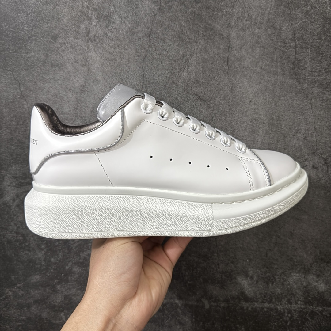 【HT纯原礼盒版】Alexander McQueen/亚历山大麦昆松糕鞋厚底增高小白鞋 3M反光尾 全市场配色最齐(100+配色) 性价比最高 同价位品质无敌 进口丝绸亚光原版正品 水染羊皮内里 羊皮垫脚 回弹度到位 耐磨又舒适 鞋底厚4.5cm 全套原版包装 配件齐全 官方一致 凹凸定制正品原盒包装 右脚鞋舌嵌入防伪芯片装置 外盒鞋标官方二维码扫码+防伪芯片 尺码:35-45-选品中心