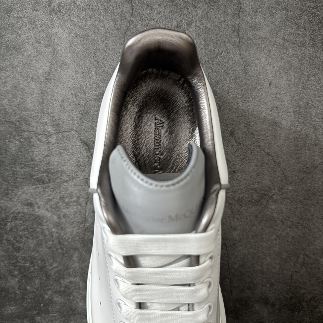 图片[8]-【HT纯原礼盒版】Alexander McQueen/亚历山大麦昆松糕鞋厚底增高小白鞋 3M反光尾 全市场配色最齐(100+配色) 性价比最高 同价位品质无敌 进口丝绸亚光原版正品 水染羊皮内里 羊皮垫脚 回弹度到位 耐磨又舒适 鞋底厚4.5cm 全套原版包装 配件齐全 官方一致 凹凸定制正品原盒包装 右脚鞋舌嵌入防伪芯片装置 外盒鞋标官方二维码扫码+防伪芯片 尺码：35-45-选品中心