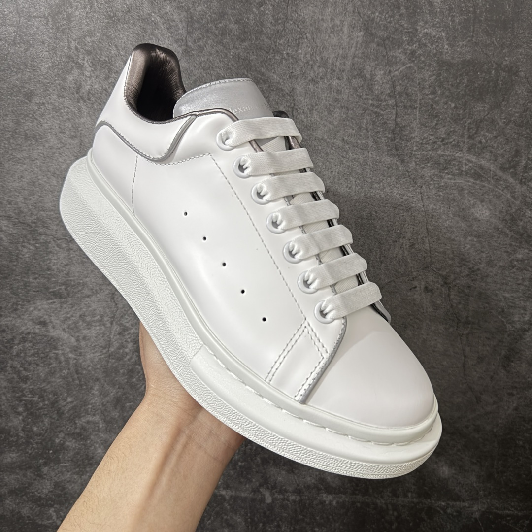 图片[3]-【HT纯原礼盒版】Alexander McQueen/亚历山大麦昆松糕鞋厚底增高小白鞋 3M反光尾 全市场配色最齐(100+配色) 性价比最高 同价位品质无敌 进口丝绸亚光原版正品 水染羊皮内里 羊皮垫脚 回弹度到位 耐磨又舒适 鞋底厚4.5cm 全套原版包装 配件齐全 官方一致 凹凸定制正品原盒包装 右脚鞋舌嵌入防伪芯片装置 外盒鞋标官方二维码扫码+防伪芯片 尺码：35-45-选品中心