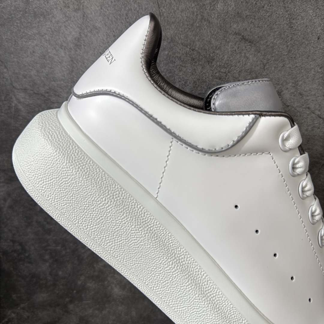 图片[7]-【HT纯原礼盒版】Alexander McQueen/亚历山大麦昆松糕鞋厚底增高小白鞋 3M反光尾 全市场配色最齐(100+配色) 性价比最高 同价位品质无敌 进口丝绸亚光原版正品 水染羊皮内里 羊皮垫脚 回弹度到位 耐磨又舒适 鞋底厚4.5cm 全套原版包装 配件齐全 官方一致 凹凸定制正品原盒包装 右脚鞋舌嵌入防伪芯片装置 外盒鞋标官方二维码扫码+防伪芯片 尺码：35-45-选品中心