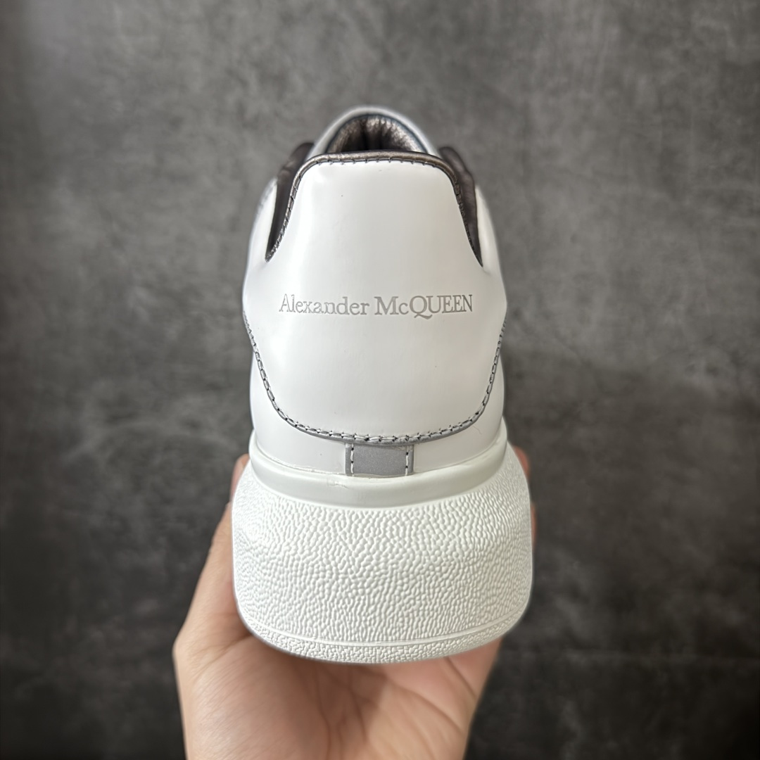 图片[4]-【HT纯原礼盒版】Alexander McQueen/亚历山大麦昆松糕鞋厚底增高小白鞋 3M反光尾 全市场配色最齐(100+配色) 性价比最高 同价位品质无敌 进口丝绸亚光原版正品 水染羊皮内里 羊皮垫脚 回弹度到位 耐磨又舒适 鞋底厚4.5cm 全套原版包装 配件齐全 官方一致 凹凸定制正品原盒包装 右脚鞋舌嵌入防伪芯片装置 外盒鞋标官方二维码扫码+防伪芯片 尺码：35-45-选品中心