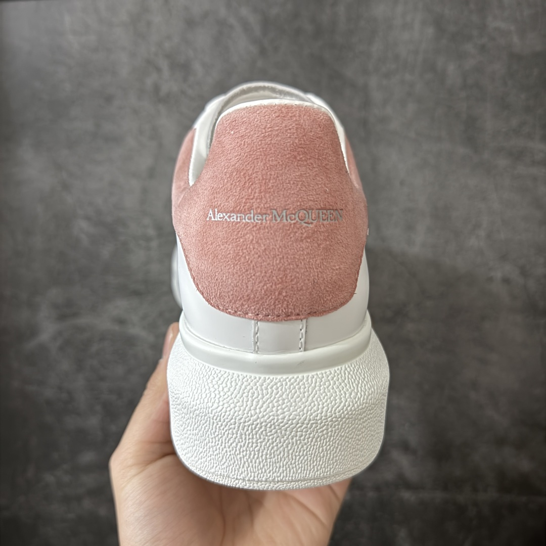 图片[4]-【HT纯原礼盒版】Alexander McQueen/亚历山大麦昆松糕鞋厚底增高小白鞋 粉绒尾 全市场配色最齐(100+配色) 性价比最高 同价位品质无敌 进口丝绸亚光原版正品 水染羊皮内里 羊皮垫脚 回弹度到位 耐磨又舒适 鞋底厚4.5cm 全套原版包装 配件齐全 官方一致 凹凸定制正品原盒包装 右脚鞋舌嵌入防伪芯片装置 外盒鞋标官方二维码扫码+防伪芯片 尺码：35-40-选品中心