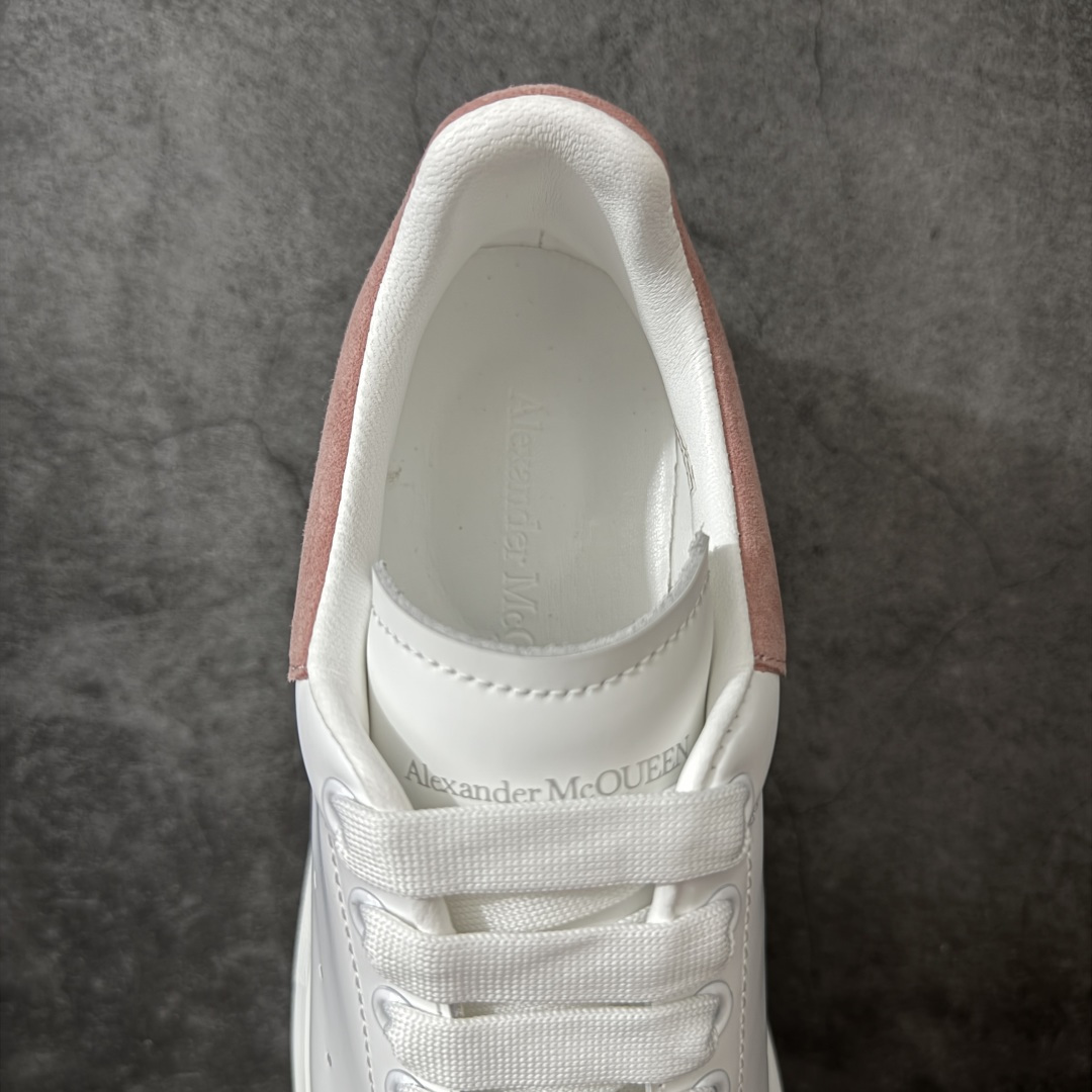 图片[8]-【HT纯原礼盒版】Alexander McQueen/亚历山大麦昆松糕鞋厚底增高小白鞋 粉绒尾 全市场配色最齐(100+配色) 性价比最高 同价位品质无敌 进口丝绸亚光原版正品 水染羊皮内里 羊皮垫脚 回弹度到位 耐磨又舒适 鞋底厚4.5cm 全套原版包装 配件齐全 官方一致 凹凸定制正品原盒包装 右脚鞋舌嵌入防伪芯片装置 外盒鞋标官方二维码扫码+防伪芯片 尺码：35-40-选品中心