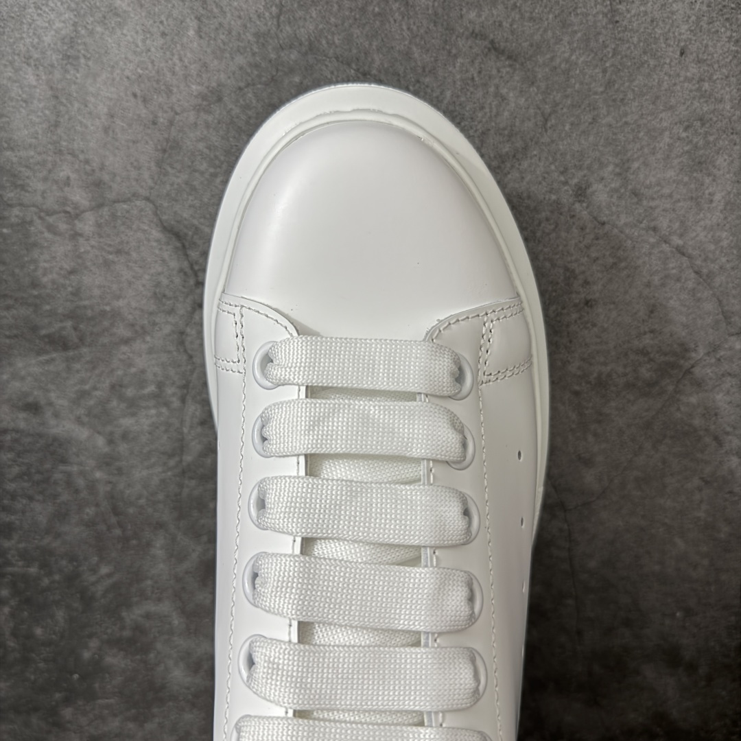 图片[5]-【HT纯原礼盒版】Alexander McQueen/亚历山大麦昆松糕鞋厚底增高小白鞋 粉绒尾 全市场配色最齐(100+配色) 性价比最高 同价位品质无敌 进口丝绸亚光原版正品 水染羊皮内里 羊皮垫脚 回弹度到位 耐磨又舒适 鞋底厚4.5cm 全套原版包装 配件齐全 官方一致 凹凸定制正品原盒包装 右脚鞋舌嵌入防伪芯片装置 外盒鞋标官方二维码扫码+防伪芯片 尺码：35-40-选品中心