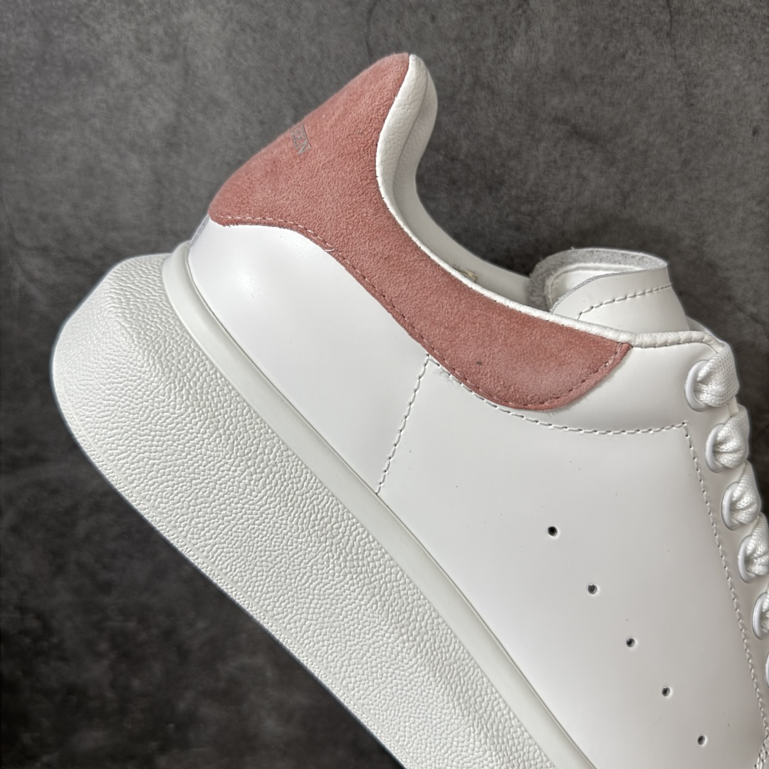 图片[7]-【HT纯原礼盒版】Alexander McQueen/亚历山大麦昆松糕鞋厚底增高小白鞋 粉绒尾 全市场配色最齐(100+配色) 性价比最高 同价位品质无敌 进口丝绸亚光原版正品 水染羊皮内里 羊皮垫脚 回弹度到位 耐磨又舒适 鞋底厚4.5cm 全套原版包装 配件齐全 官方一致 凹凸定制正品原盒包装 右脚鞋舌嵌入防伪芯片装置 外盒鞋标官方二维码扫码+防伪芯片 尺码：35-40-选品中心