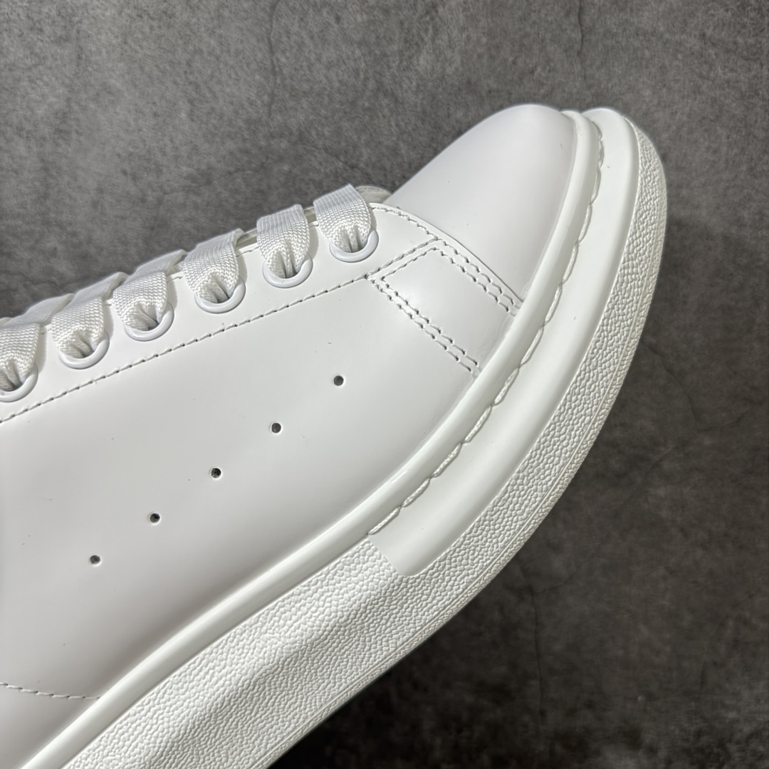 图片[6]-【HT纯原礼盒版】Alexander McQueen/亚历山大麦昆松糕鞋厚底增高小白鞋 粉绒尾 全市场配色最齐(100+配色) 性价比最高 同价位品质无敌 进口丝绸亚光原版正品 水染羊皮内里 羊皮垫脚 回弹度到位 耐磨又舒适 鞋底厚4.5cm 全套原版包装 配件齐全 官方一致 凹凸定制正品原盒包装 右脚鞋舌嵌入防伪芯片装置 外盒鞋标官方二维码扫码+防伪芯片 尺码：35-40-选品中心