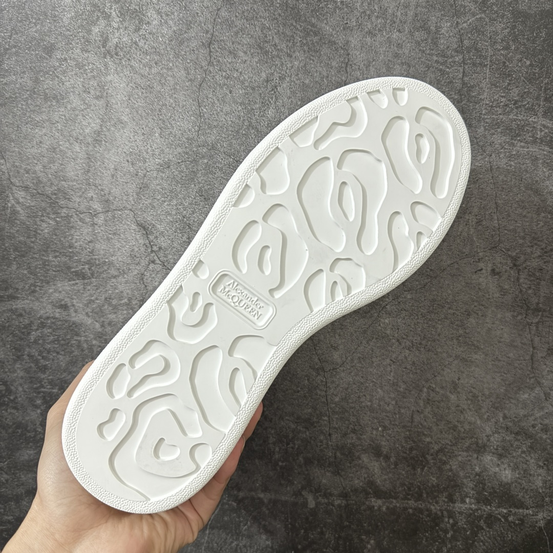 图片[9]-【HT纯原礼盒版】Alexander McQueen/亚历山大麦昆松糕鞋厚底增高小白鞋 粉绒尾 全市场配色最齐(100+配色) 性价比最高 同价位品质无敌 进口丝绸亚光原版正品 水染羊皮内里 羊皮垫脚 回弹度到位 耐磨又舒适 鞋底厚4.5cm 全套原版包装 配件齐全 官方一致 凹凸定制正品原盒包装 右脚鞋舌嵌入防伪芯片装置 外盒鞋标官方二维码扫码+防伪芯片 尺码：35-40-选品中心