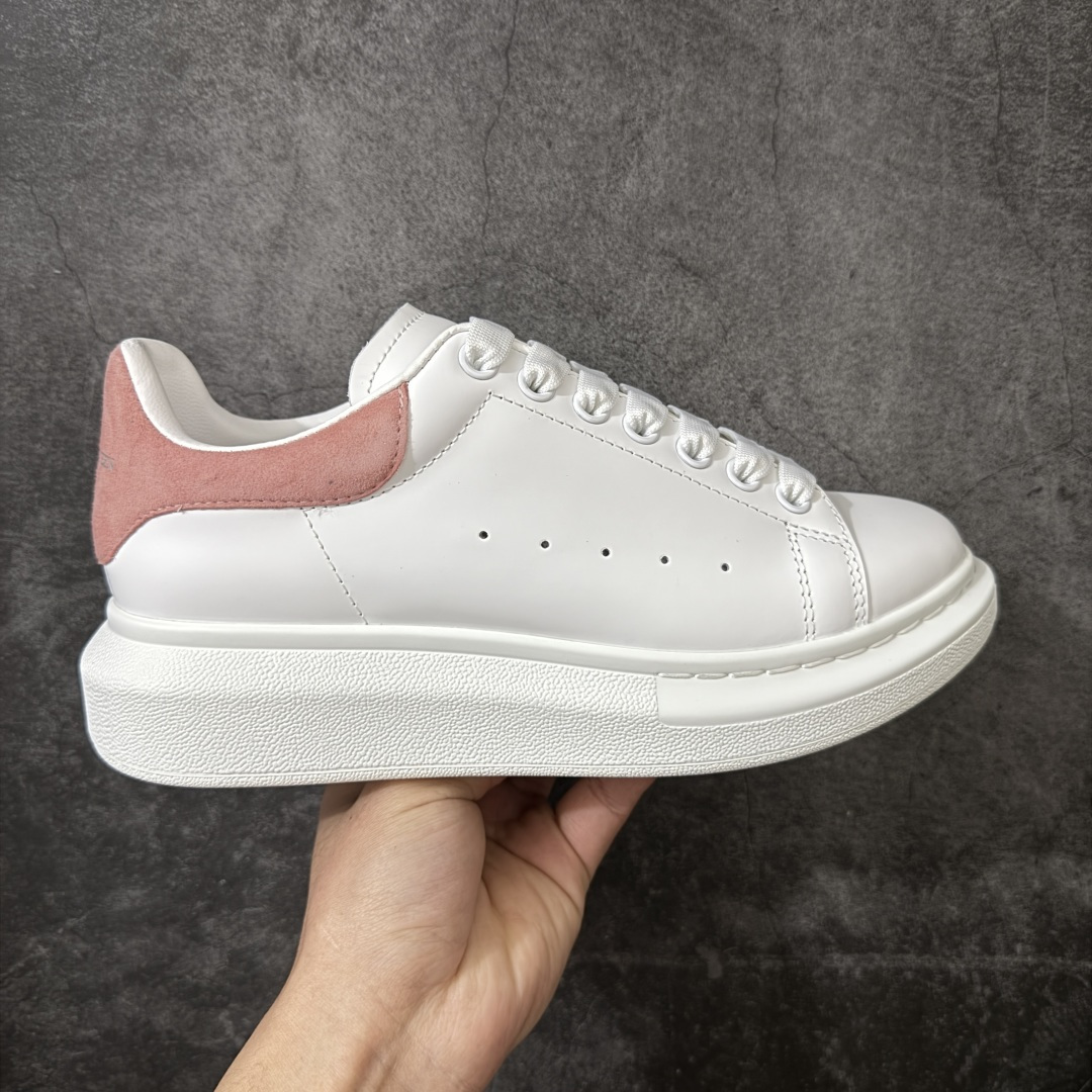 【HT纯原礼盒版】Alexander McQueen/亚历山大麦昆松糕鞋厚底增高小白鞋 粉绒尾 全市场配色最齐(100+配色) 性价比最高 同价位品质无敌 进口丝绸亚光原版正品 水染羊皮内里 羊皮垫脚 回弹度到位 耐磨又舒适 鞋底厚4.5cm 全套原版包装 配件齐全 官方一致 凹凸定制正品原盒包装 右脚鞋舌嵌入防伪芯片装置 外盒鞋标官方二维码扫码+防伪芯片 尺码：35-40-选品中心