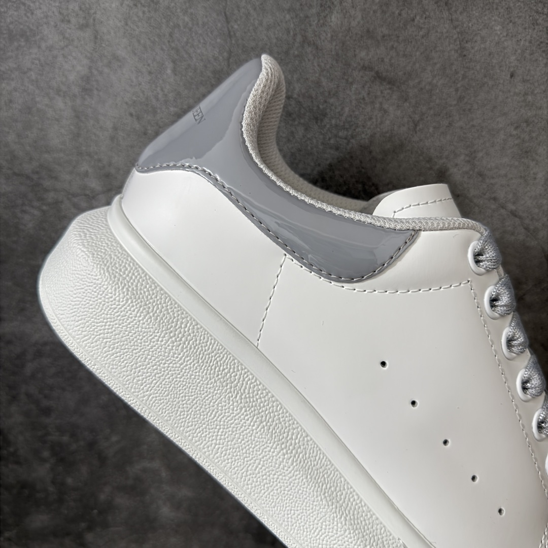 图片[7]-【HT纯原礼盒版】Alexander McQueen/亚历山大麦昆松糕鞋厚底增高小白鞋 果冻蓝尾 全市场配色最齐(100+配色) 性价比最高 同价位品质无敌 进口丝绸亚光原版正品 水染羊皮内里 羊皮垫脚 回弹度到位 耐磨又舒适 鞋底厚4.5cm 全套原版包装 配件齐全 官方一致 凹凸定制正品原盒包装 右脚鞋舌嵌入防伪芯片装置 外盒鞋标官方二维码扫码+防伪芯片 尺码：35-45-选品中心