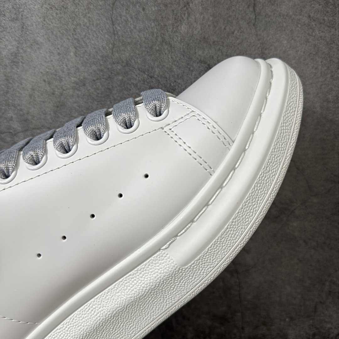 图片[6]-【HT纯原礼盒版】Alexander McQueen/亚历山大麦昆松糕鞋厚底增高小白鞋 果冻蓝尾 全市场配色最齐(100+配色) 性价比最高 同价位品质无敌 进口丝绸亚光原版正品 水染羊皮内里 羊皮垫脚 回弹度到位 耐磨又舒适 鞋底厚4.5cm 全套原版包装 配件齐全 官方一致 凹凸定制正品原盒包装 右脚鞋舌嵌入防伪芯片装置 外盒鞋标官方二维码扫码+防伪芯片 尺码：35-45-选品中心