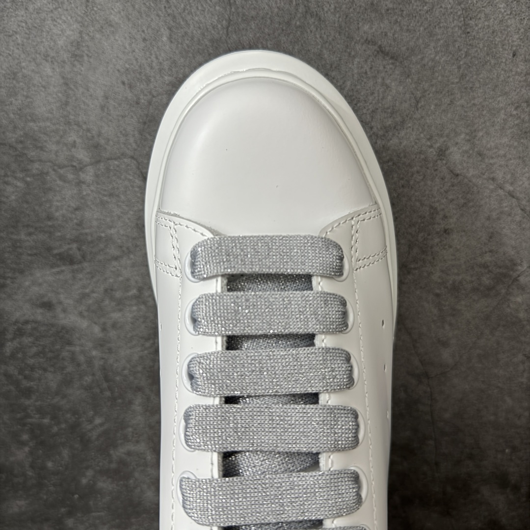 图片[5]-【HT纯原礼盒版】Alexander McQueen/亚历山大麦昆松糕鞋厚底增高小白鞋 果冻蓝尾 全市场配色最齐(100+配色) 性价比最高 同价位品质无敌 进口丝绸亚光原版正品 水染羊皮内里 羊皮垫脚 回弹度到位 耐磨又舒适 鞋底厚4.5cm 全套原版包装 配件齐全 官方一致 凹凸定制正品原盒包装 右脚鞋舌嵌入防伪芯片装置 外盒鞋标官方二维码扫码+防伪芯片 尺码：35-45-选品中心