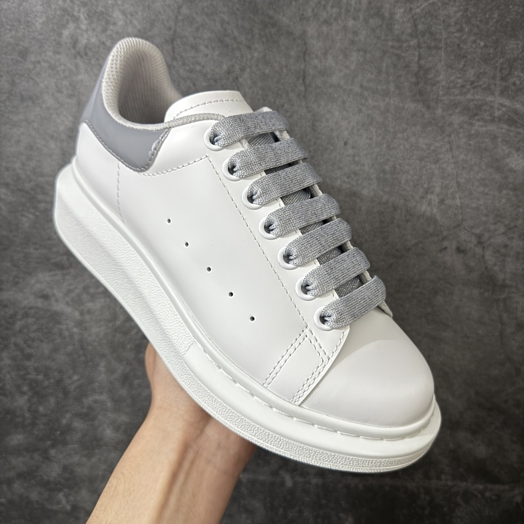 图片[3]-【HT纯原礼盒版】Alexander McQueen/亚历山大麦昆松糕鞋厚底增高小白鞋 果冻蓝尾 全市场配色最齐(100+配色) 性价比最高 同价位品质无敌 进口丝绸亚光原版正品 水染羊皮内里 羊皮垫脚 回弹度到位 耐磨又舒适 鞋底厚4.5cm 全套原版包装 配件齐全 官方一致 凹凸定制正品原盒包装 右脚鞋舌嵌入防伪芯片装置 外盒鞋标官方二维码扫码+防伪芯片 尺码：35-45-选品中心