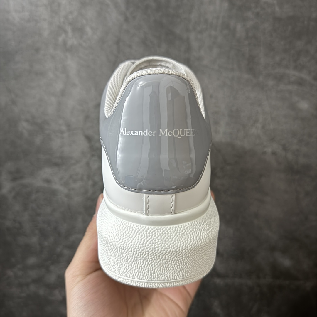 图片[4]-【HT纯原礼盒版】Alexander McQueen/亚历山大麦昆松糕鞋厚底增高小白鞋 果冻蓝尾 全市场配色最齐(100+配色) 性价比最高 同价位品质无敌 进口丝绸亚光原版正品 水染羊皮内里 羊皮垫脚 回弹度到位 耐磨又舒适 鞋底厚4.5cm 全套原版包装 配件齐全 官方一致 凹凸定制正品原盒包装 右脚鞋舌嵌入防伪芯片装置 外盒鞋标官方二维码扫码+防伪芯片 尺码：35-45-选品中心
