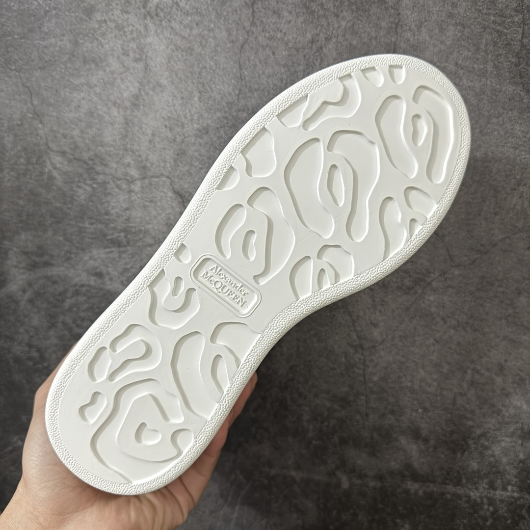 图片[9]-【HT纯原礼盒版】Alexander McQueen/亚历山大麦昆松糕鞋厚底增高小白鞋 果冻蓝尾 全市场配色最齐(100+配色) 性价比最高 同价位品质无敌 进口丝绸亚光原版正品 水染羊皮内里 羊皮垫脚 回弹度到位 耐磨又舒适 鞋底厚4.5cm 全套原版包装 配件齐全 官方一致 凹凸定制正品原盒包装 右脚鞋舌嵌入防伪芯片装置 外盒鞋标官方二维码扫码+防伪芯片 尺码：35-45-选品中心