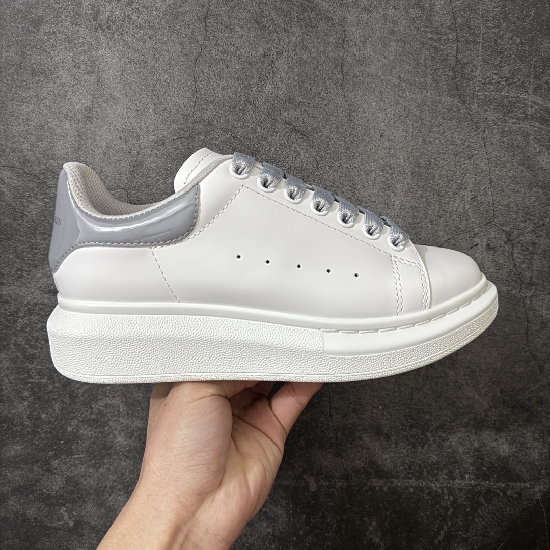 【HT纯原礼盒版】Alexander McQueen/亚历山大麦昆松糕鞋厚底增高小白鞋 果冻蓝尾 全市场配色最齐(100+配色) 性价比最高 同价位品质无敌 进口丝绸亚光原版正品 水染羊皮内里 羊皮垫脚 回弹度到位 耐磨又舒适 鞋底厚4.5cm 全套原版包装 配件齐全 官方一致 凹凸定制正品原盒包装 右脚鞋舌嵌入防伪芯片装置 外盒鞋标官方二维码扫码+防伪芯片 尺码：35-45-选品中心