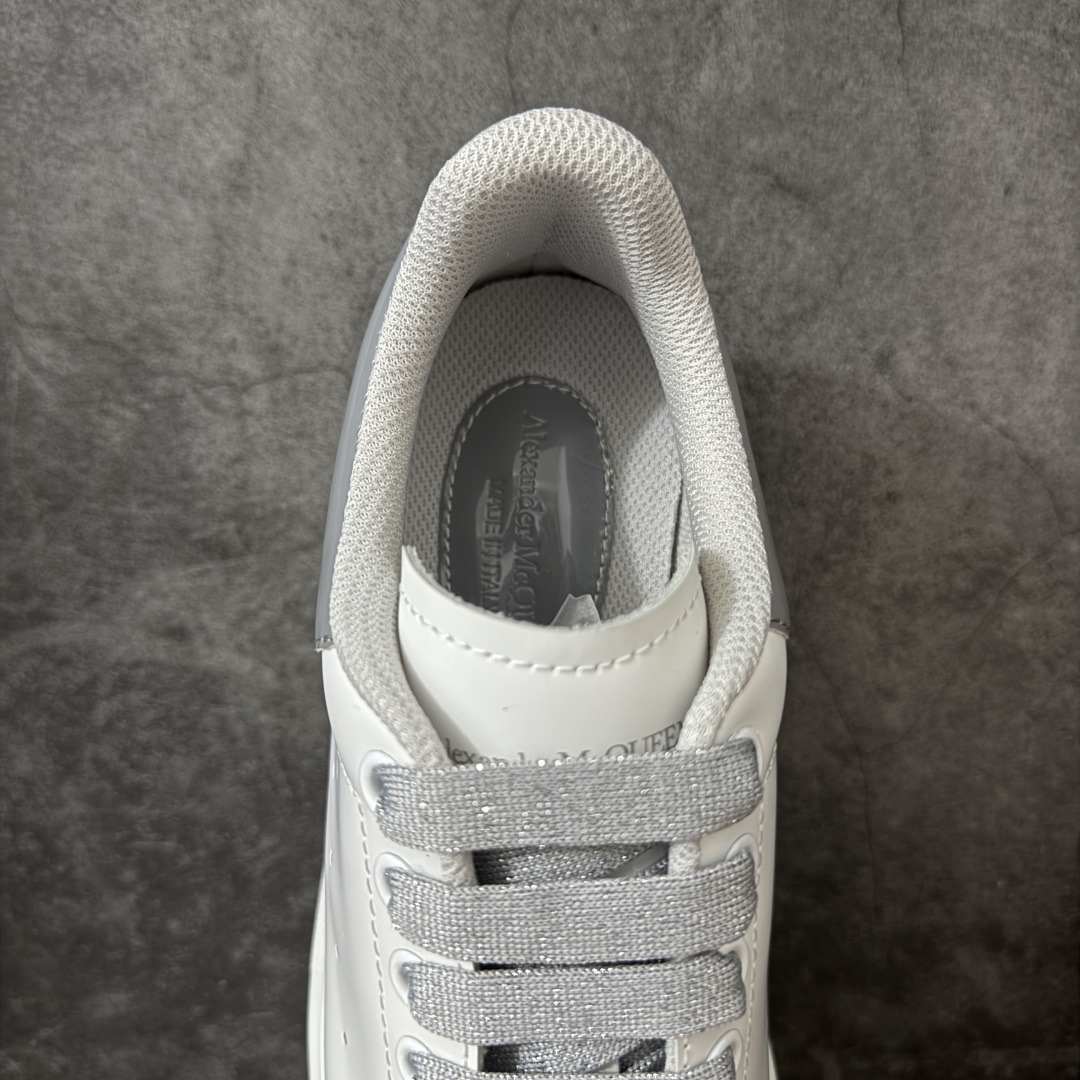 图片[8]-【HT纯原礼盒版】Alexander McQueen/亚历山大麦昆松糕鞋厚底增高小白鞋 果冻蓝尾 全市场配色最齐(100+配色) 性价比最高 同价位品质无敌 进口丝绸亚光原版正品 水染羊皮内里 羊皮垫脚 回弹度到位 耐磨又舒适 鞋底厚4.5cm 全套原版包装 配件齐全 官方一致 凹凸定制正品原盒包装 右脚鞋舌嵌入防伪芯片装置 外盒鞋标官方二维码扫码+防伪芯片 尺码：35-45-选品中心