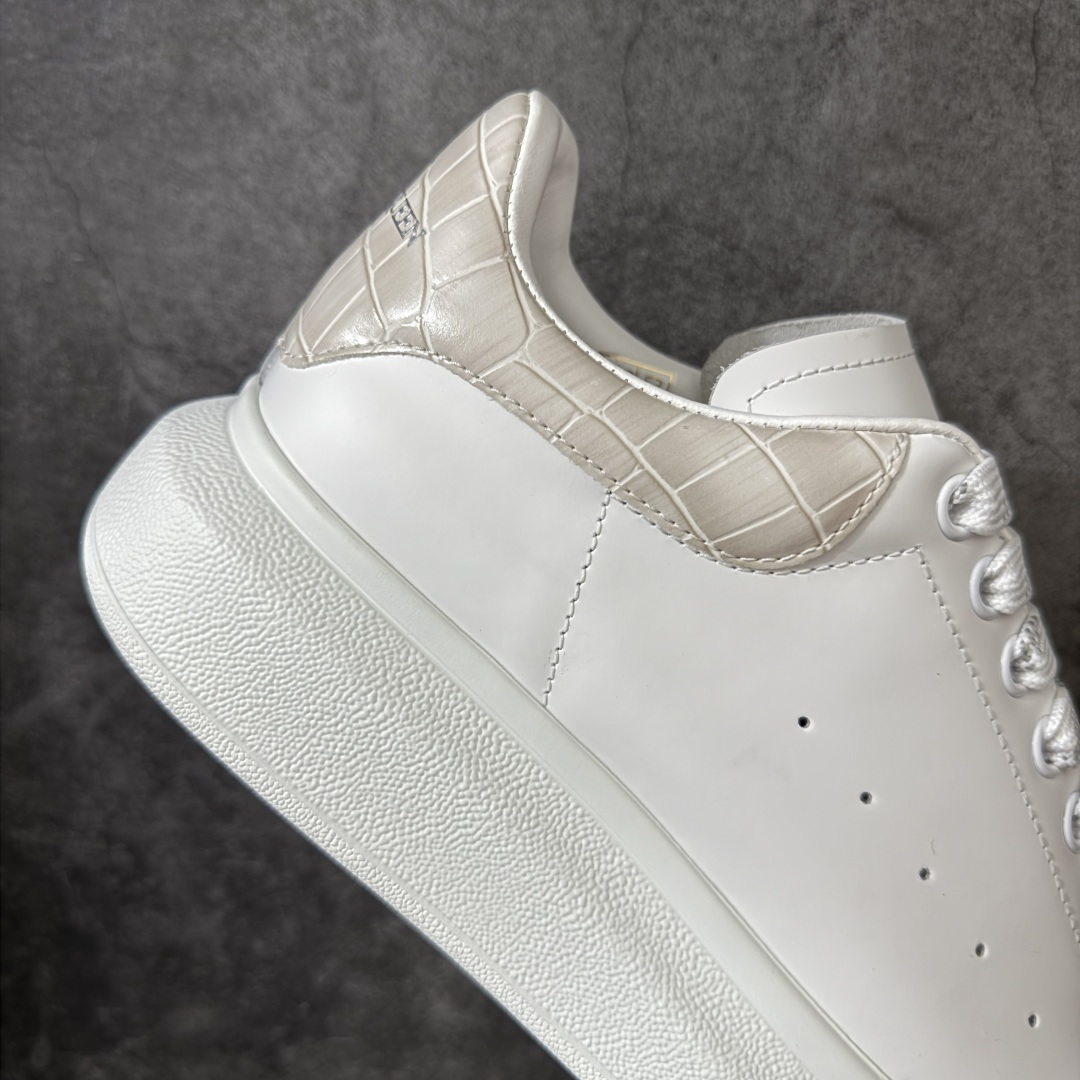 图片[7]-【HT纯原礼盒版】Alexander McQueen/亚历山大麦昆松糕鞋厚底增高小白鞋 米黄鳄鱼纹尾 全市场配色最齐(100+配色) 性价比最高 同价位品质无敌 进口丝绸亚光原版正品 水染羊皮内里 羊皮垫脚 回弹度到位 耐磨又舒适 鞋底厚4.5cm 全套原版包装 配件齐全 官方一致 凹凸定制正品原盒包装 右脚鞋舌嵌入防伪芯片装置 外盒鞋标官方二维码扫码+防伪芯片 尺码：35-45-选品中心