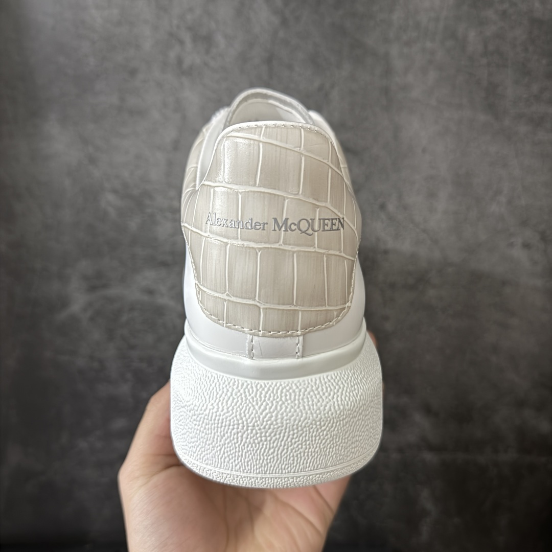 图片[4]-【HT纯原礼盒版】Alexander McQueen/亚历山大麦昆松糕鞋厚底增高小白鞋 米黄鳄鱼纹尾 全市场配色最齐(100+配色) 性价比最高 同价位品质无敌 进口丝绸亚光原版正品 水染羊皮内里 羊皮垫脚 回弹度到位 耐磨又舒适 鞋底厚4.5cm 全套原版包装 配件齐全 官方一致 凹凸定制正品原盒包装 右脚鞋舌嵌入防伪芯片装置 外盒鞋标官方二维码扫码+防伪芯片 尺码：35-45-选品中心